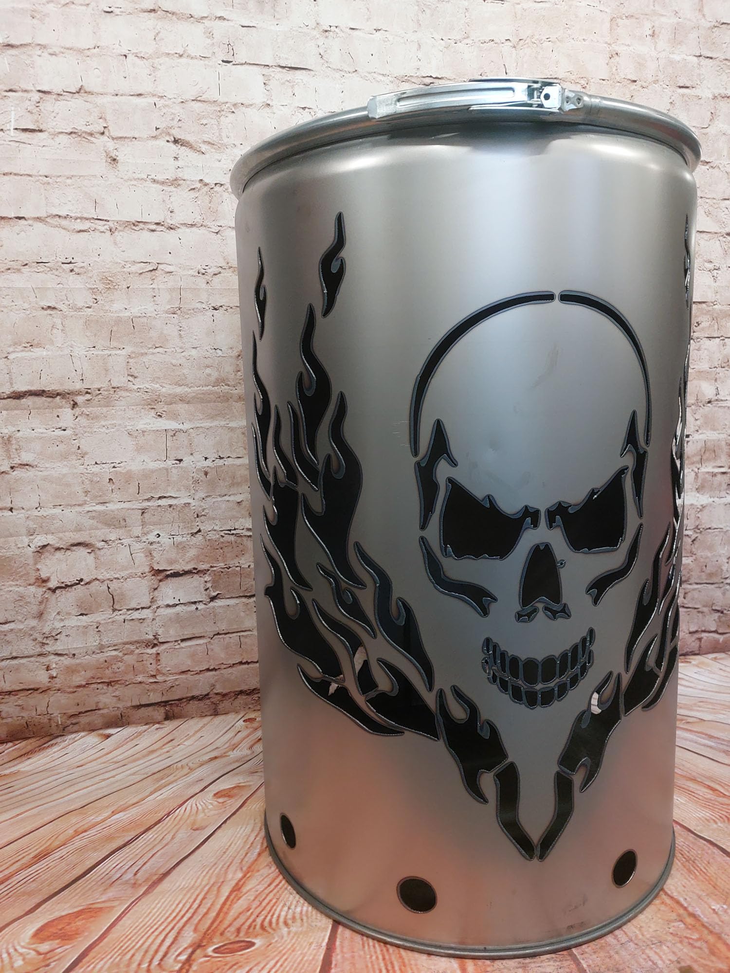 Feuertonne mit - Totenkopf Flammen - Motiv - Gefertigt aus neuem Ölfass - Besondere Feuerstelle für Garten und Terrasse - Hohe Feuerschale mit Rostoptik - 90 x 60 cm