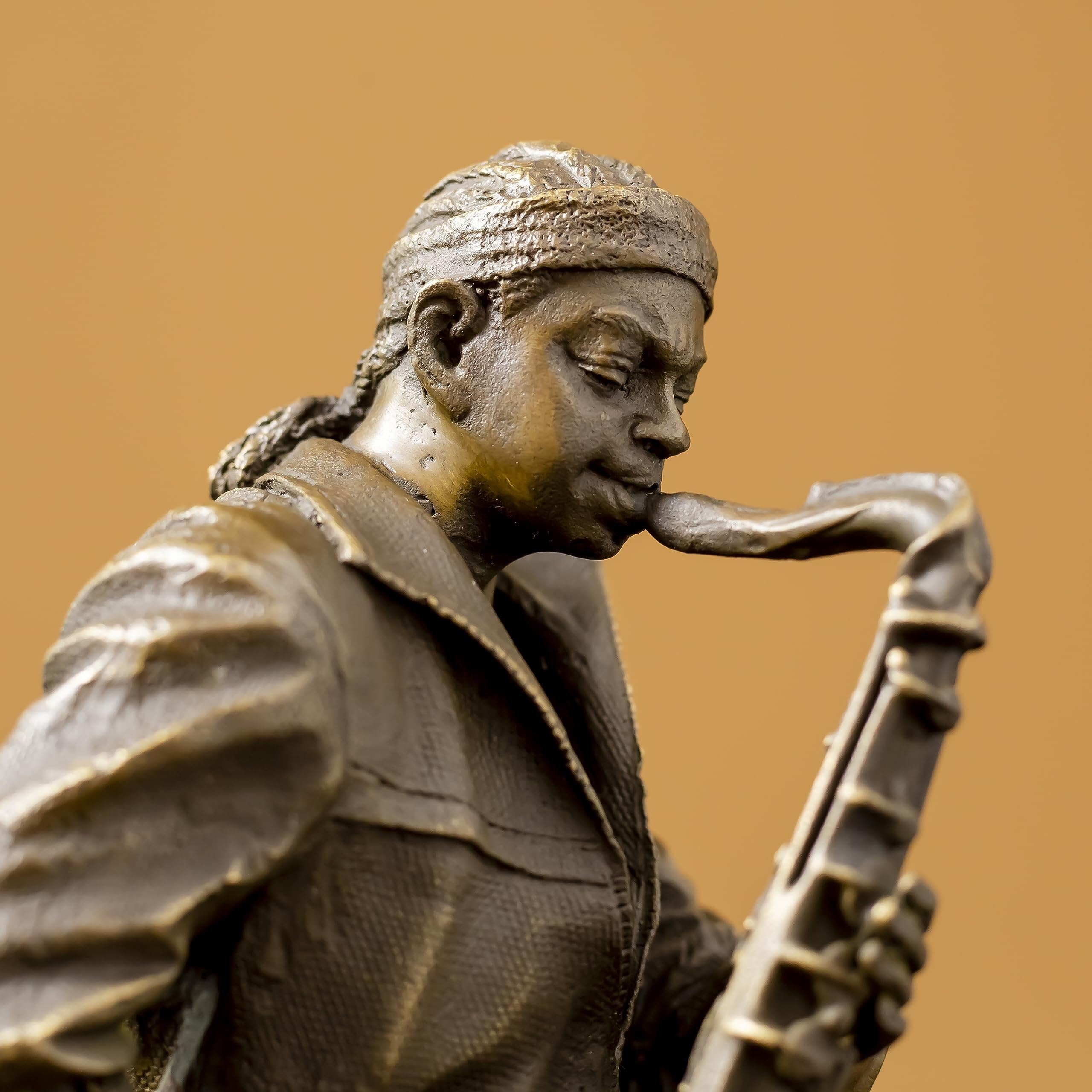 Scultura sassofonista della band jazz, statua di sassofonista da 29 cm su base in marmo nero, decorazione casual per la casa per amanti della musica e collezionisti