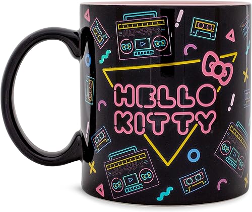 Silver Buffalo Sanrio Hello Kitty - Taza de cerámica con estampado de casete y boombox retro Taza de café grande para expreso, té, coca Capacidad