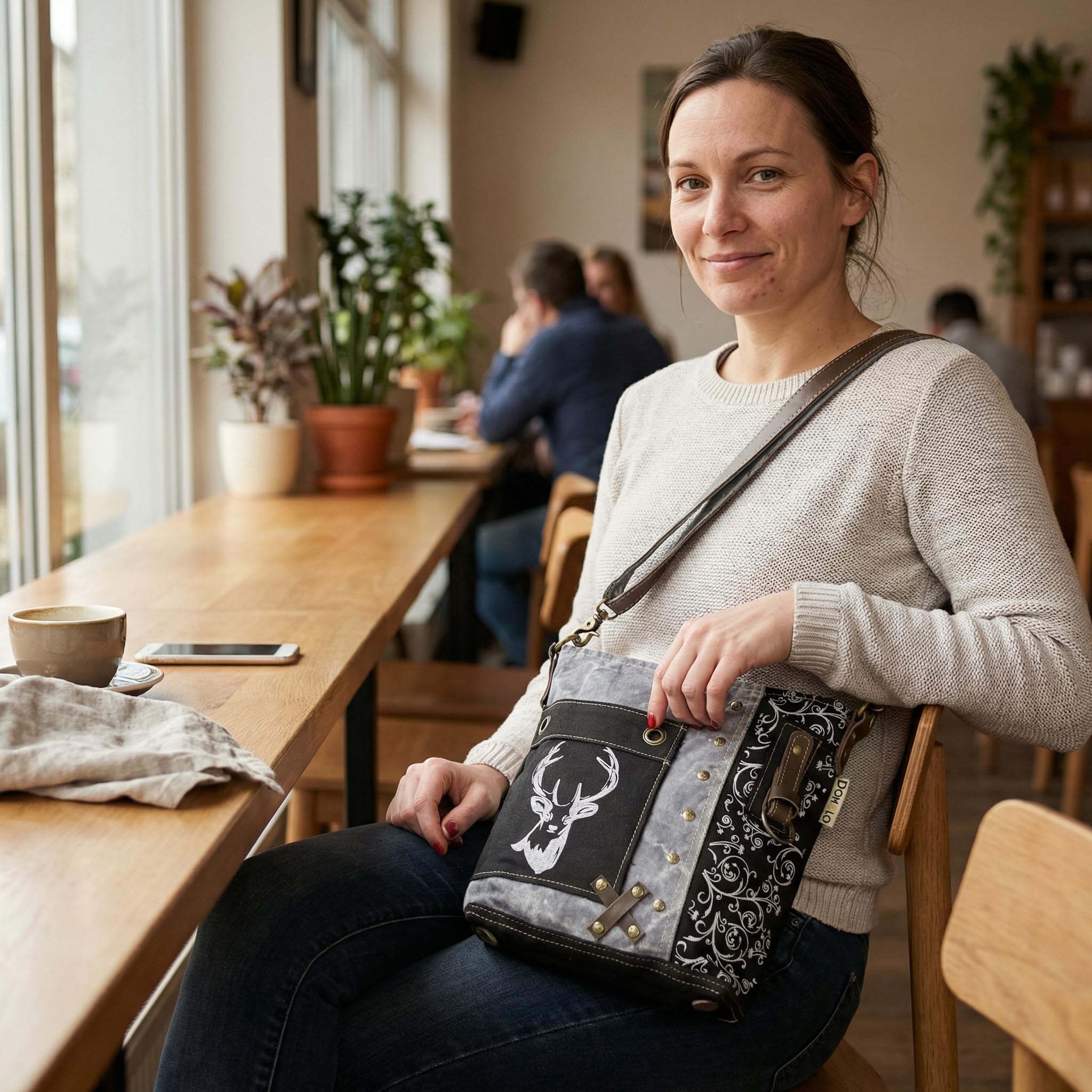 Domelo Trachtentasche. Kleine schwarze Umhängetasche. Oktoberfest Damen Crossbody Bag mit Hirsch Aufdruck. Canvas Tasche als Geschenk für Trachtenmode Liebhaber