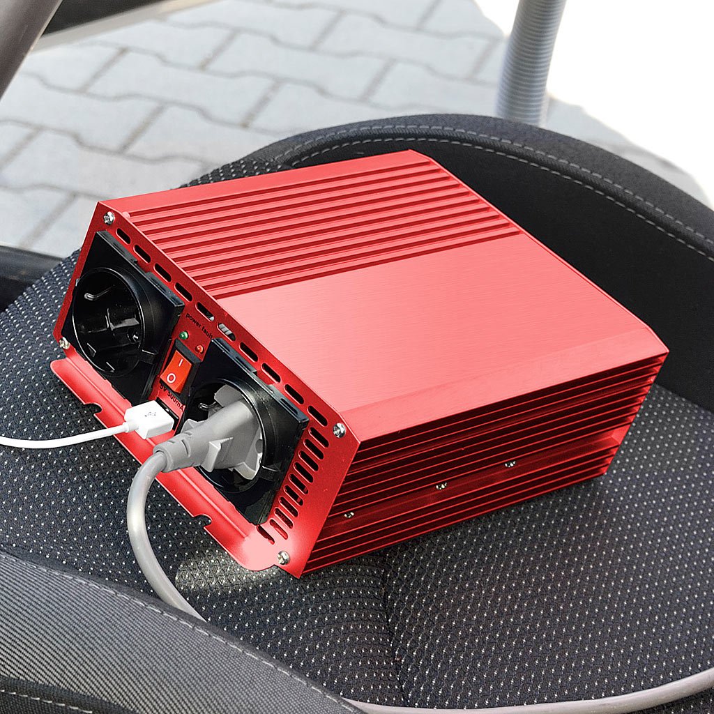 revolt Stromwandler: 700W-Kfz-Spannungswandler auf 2X 230V, USB, 1.400W Spitzenlast (Wechselrichter 12V 230V, Spannungswandler-Wechselrichter, 24V)