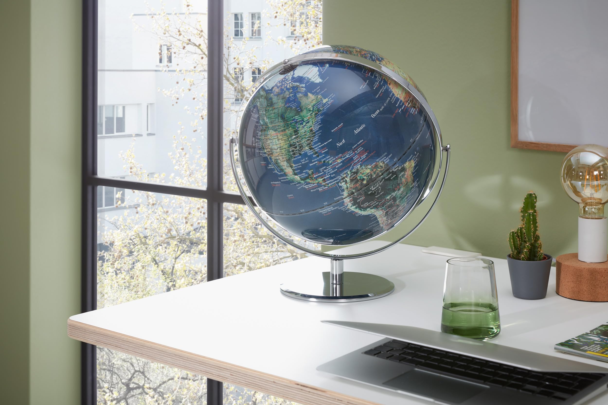 TROIKA Globus Ø 30 cm JURI Globus physische Karte topographische Darstellung dunkelblau-grün, verchromter Metallfuß, weicher Filzboden bewegliche Achse - im hübschen Karton ideal zum Verschenken