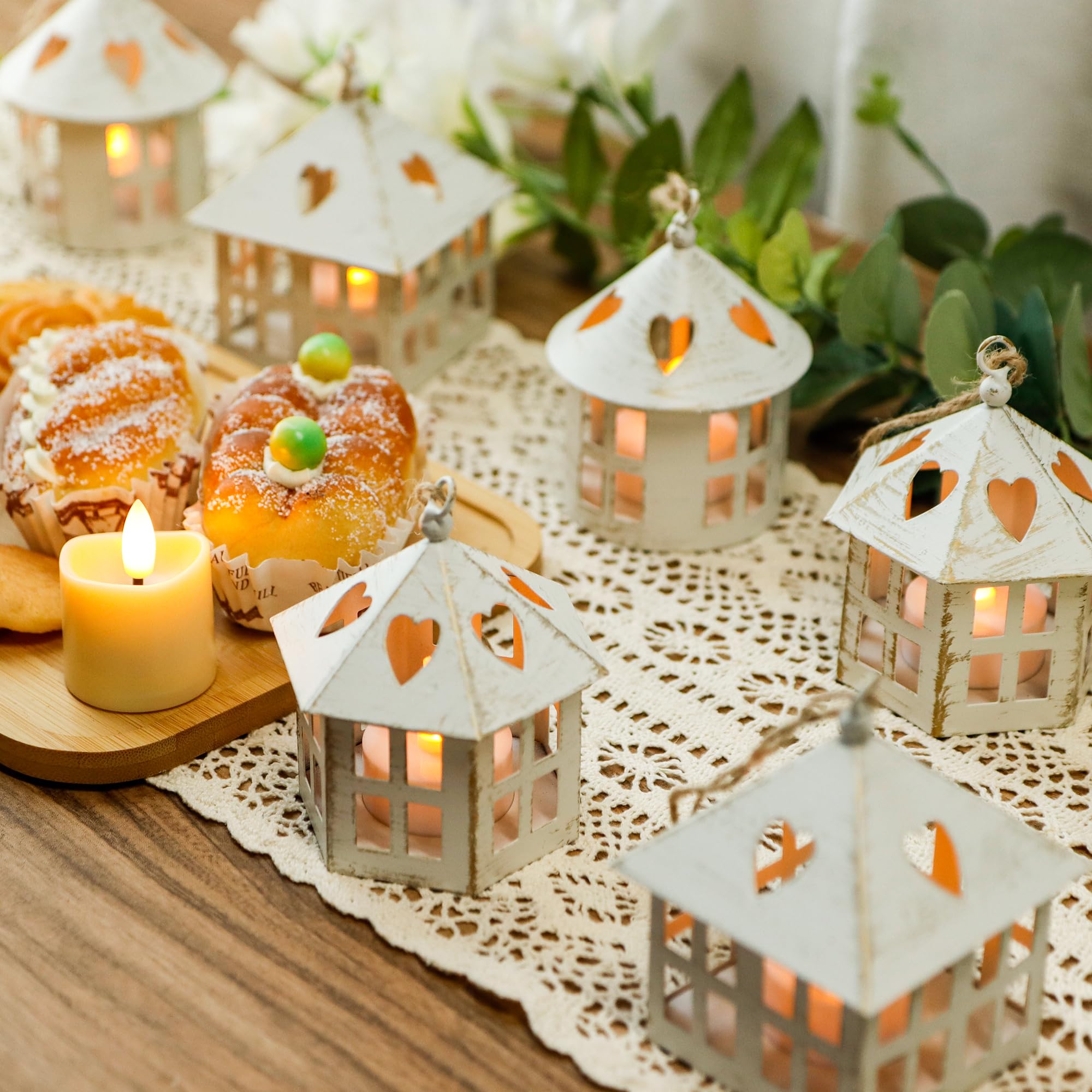 TRIROCKS 6 mini lanterne con candela LED tremolante, alte 10 cm, piccole lanterne con batteria, lanterne da giardino per Natale, matrimoni, feste, decorazione da tavolo (crema e oro)