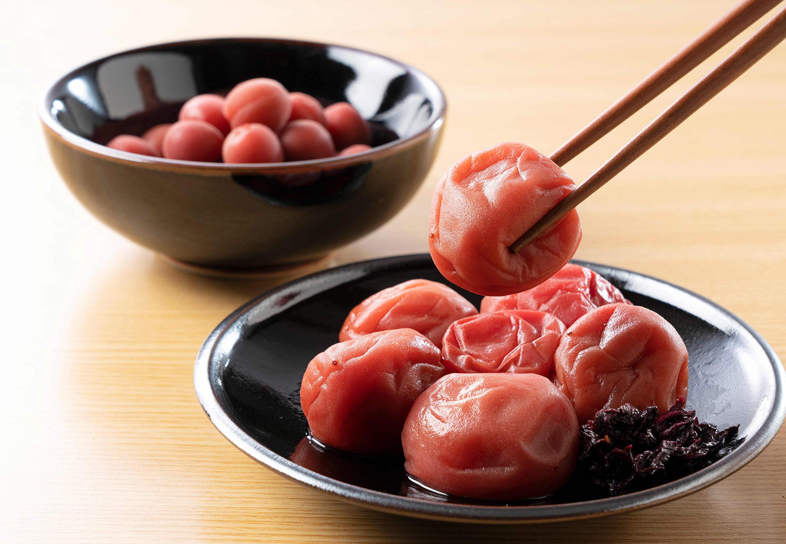 Food-United japanische Umeboshi Salz-Aprikosen-Pflaumen 1000g nur 3 Zutaten Ume Früchte Meersalz Shiso-Blätter ohne Aromen ohne Konservierungsstoffe natürlich fermentiert alte japanische Ess-Tradition