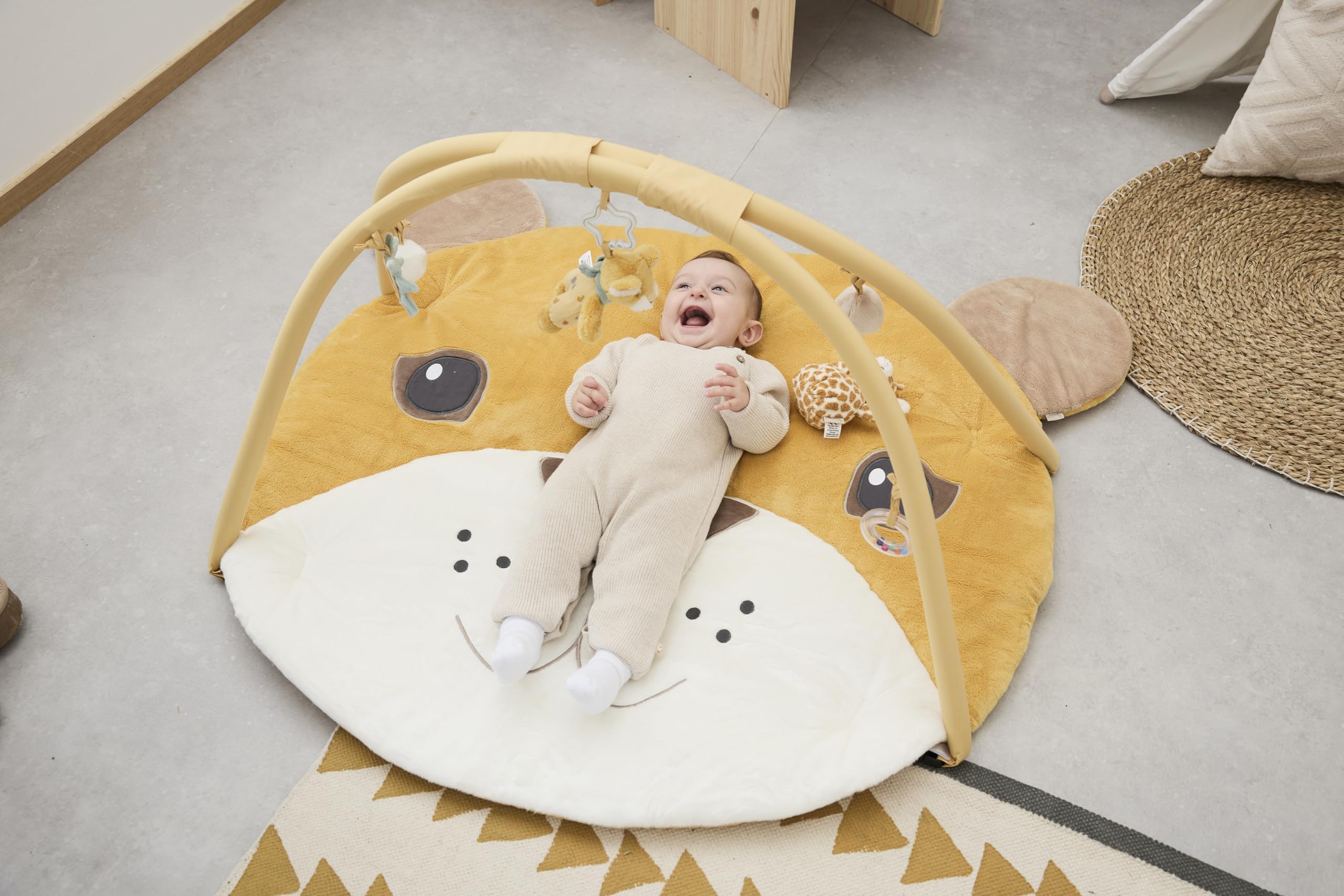 Sterntaler Spielbogen Löwe Leo – Flauschig weiche Baby-Spieldecke mit Spiegel & Rassel – Abnehmbarer Spielbogen & Spielteile für vielseitigen Spielspaß - Activity Decke, 100x80 cm mattgelb