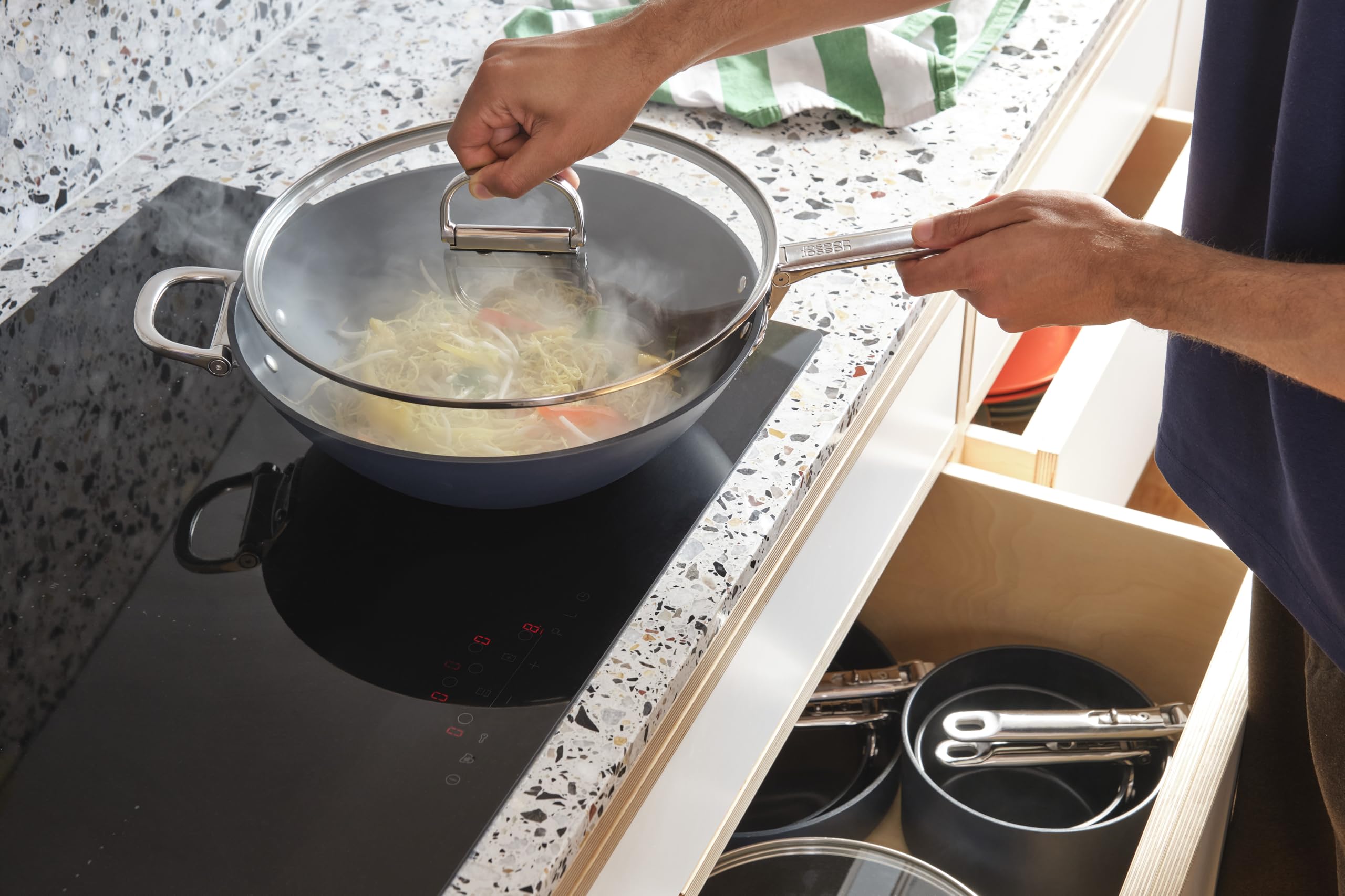 Joseph Joseph Space Wok 32cm con Tapa, Mango Plegable, Ahorro de Espacio, Inducción y Horno, Revestimiento Cerámico