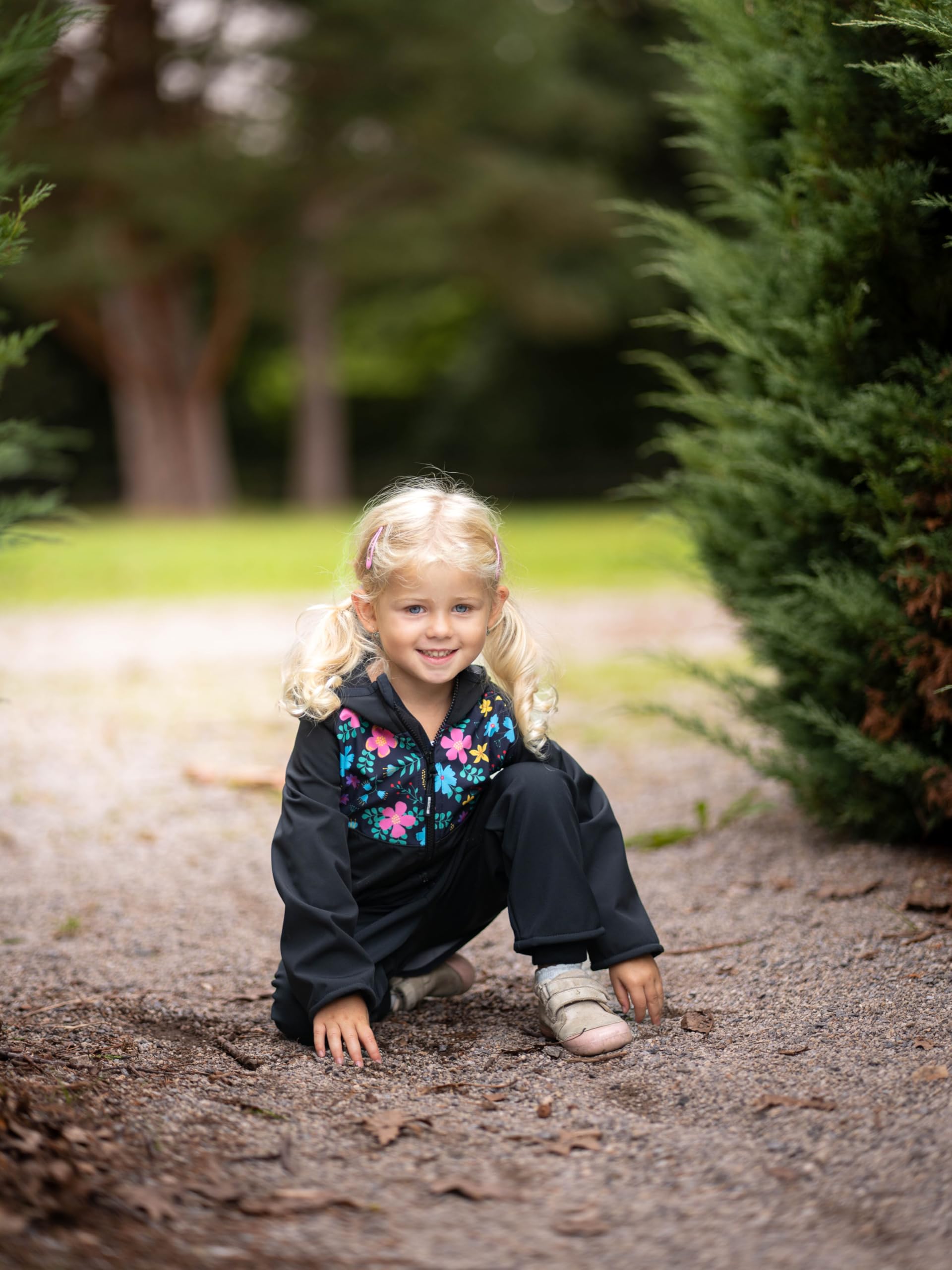 Kinder Softshelljacke mit Fleecefutter und Kapuze, wasserabweisende und winddichte Outdoor Full-Zip Funktionsjacke, atmungsaktive Kinderjacke BASIC, Schwarz, Blumen