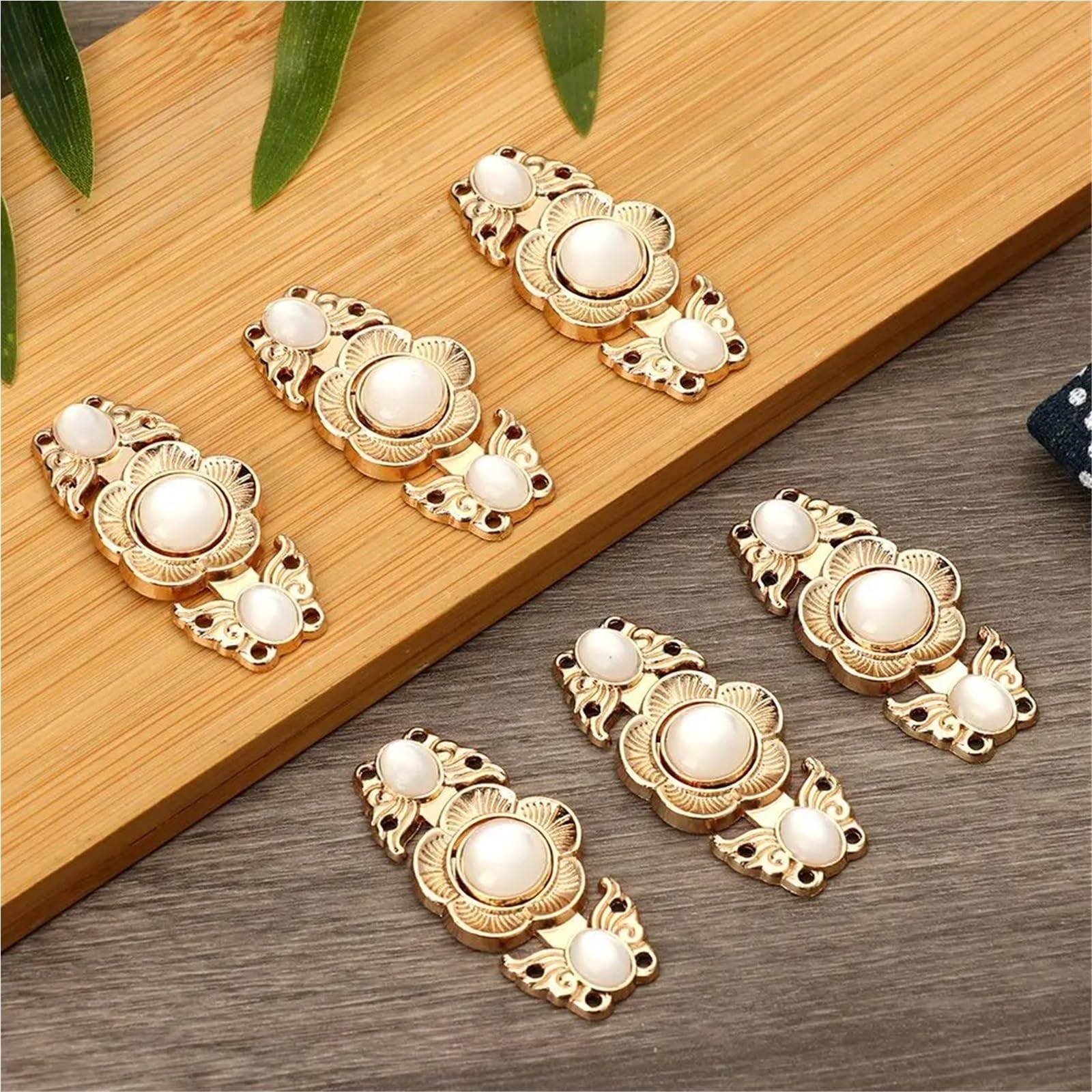Klipsy do swetrów 80 sztuk Retro metalowe guziki szalik zapięcie sweter Cheongsam klamra łącząca krawiectwo DIY Decor kobiety broszki