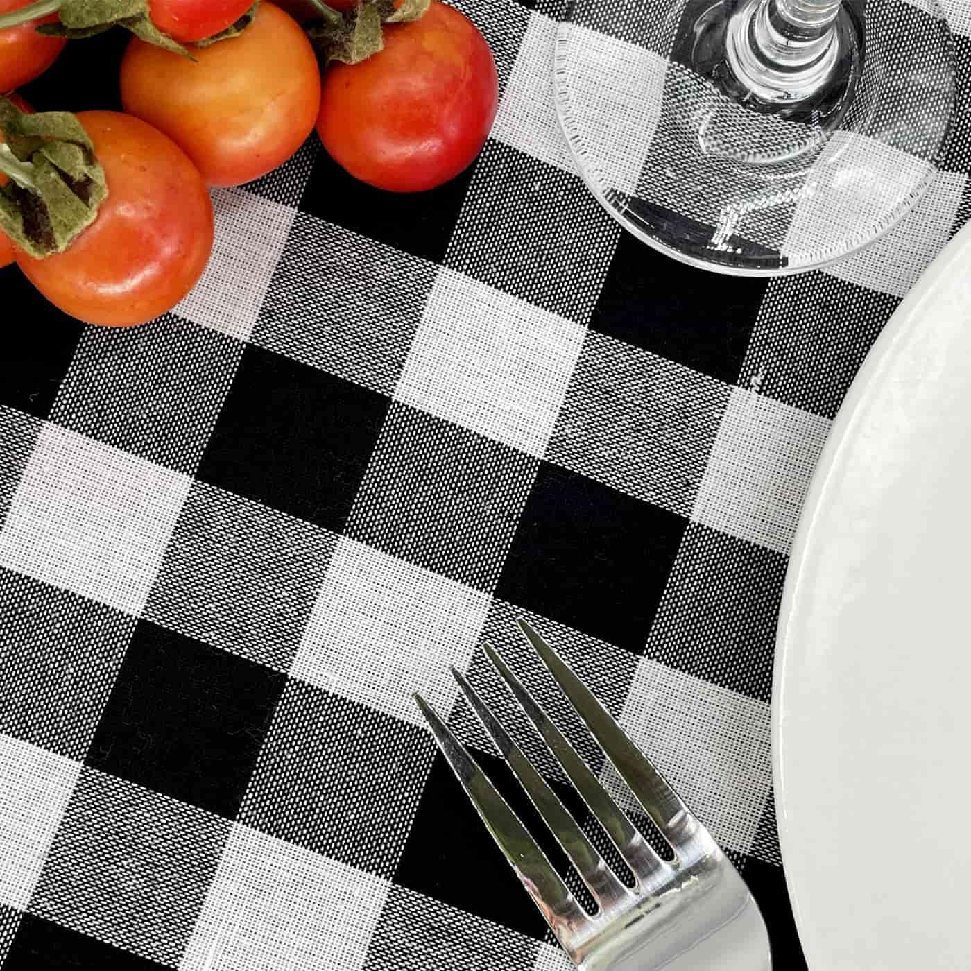 Les Jardins de la Comtesse - Nappe de Picnic Carrée à Carreaux Noirs Montaigne - Coton et Revers Etanche Polyester - 140 x 140 cm - Noir/Blanc - 2/4 Personnes - Tapis/Couverture Pique Nique