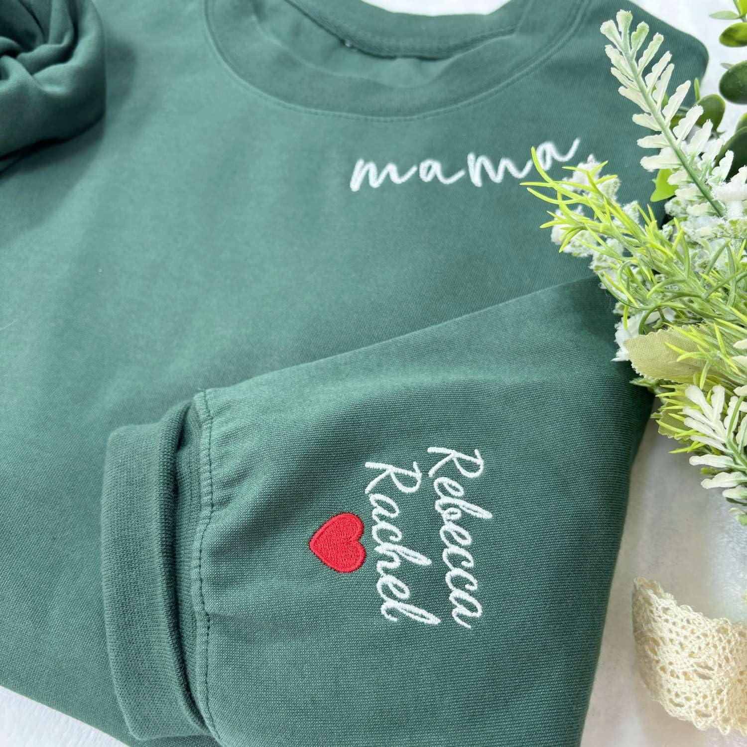 Sweat-shirt brodé Mama, chemise personnalisée Mama sur l'encolure avec noms d'enfants, cœur sur la manche, cadeau de grossesse pour nouvelle maman, pour maman, 19 couleurs, X-Small-Small