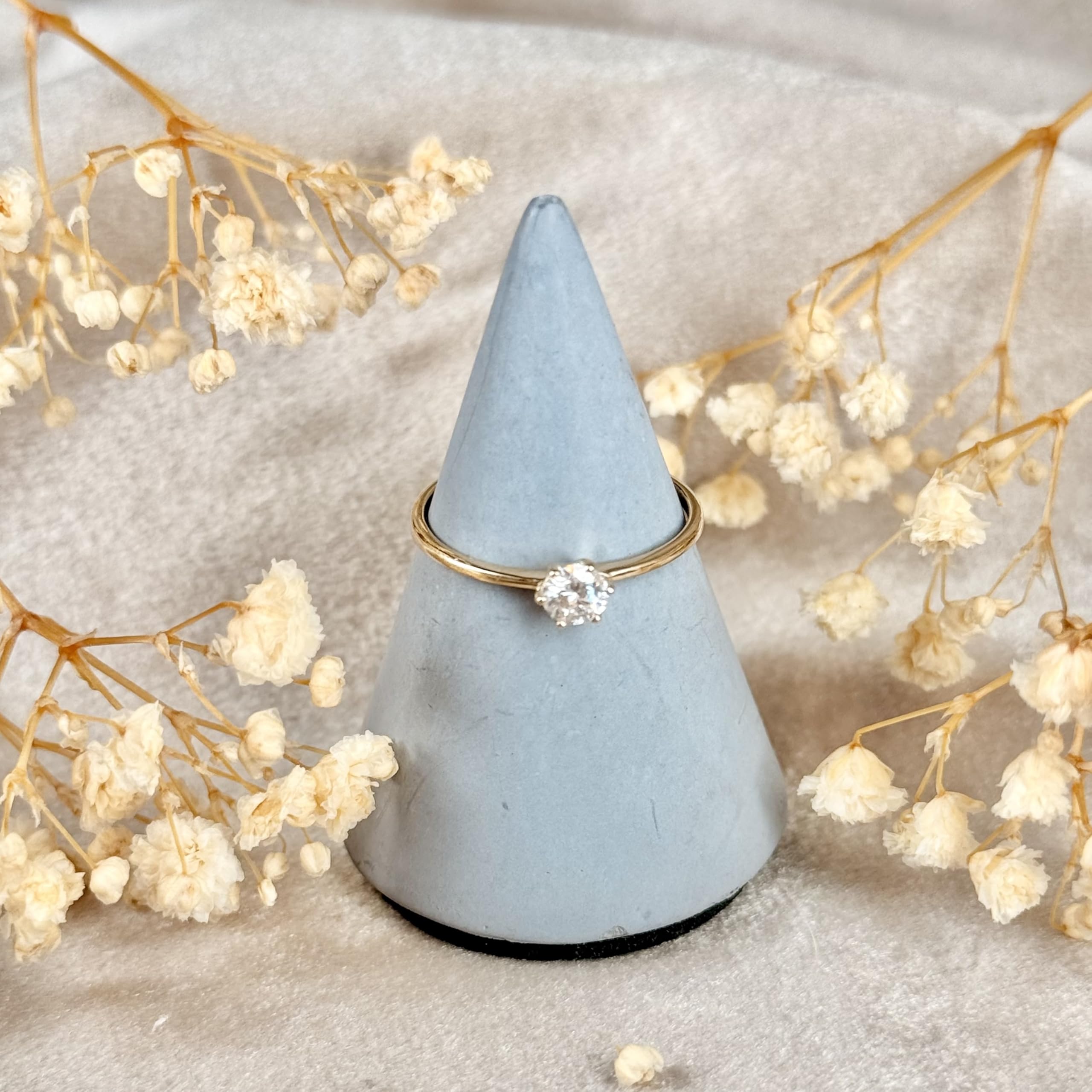 DOOSTI Antragsring, Verlobungsring, Solitärring, Vorsteckring, engagement ring aus 585/- Gelbgold mit einem hochwertigen Moissanite Stein 0,25 ct. (4 mm Durchmesser)
