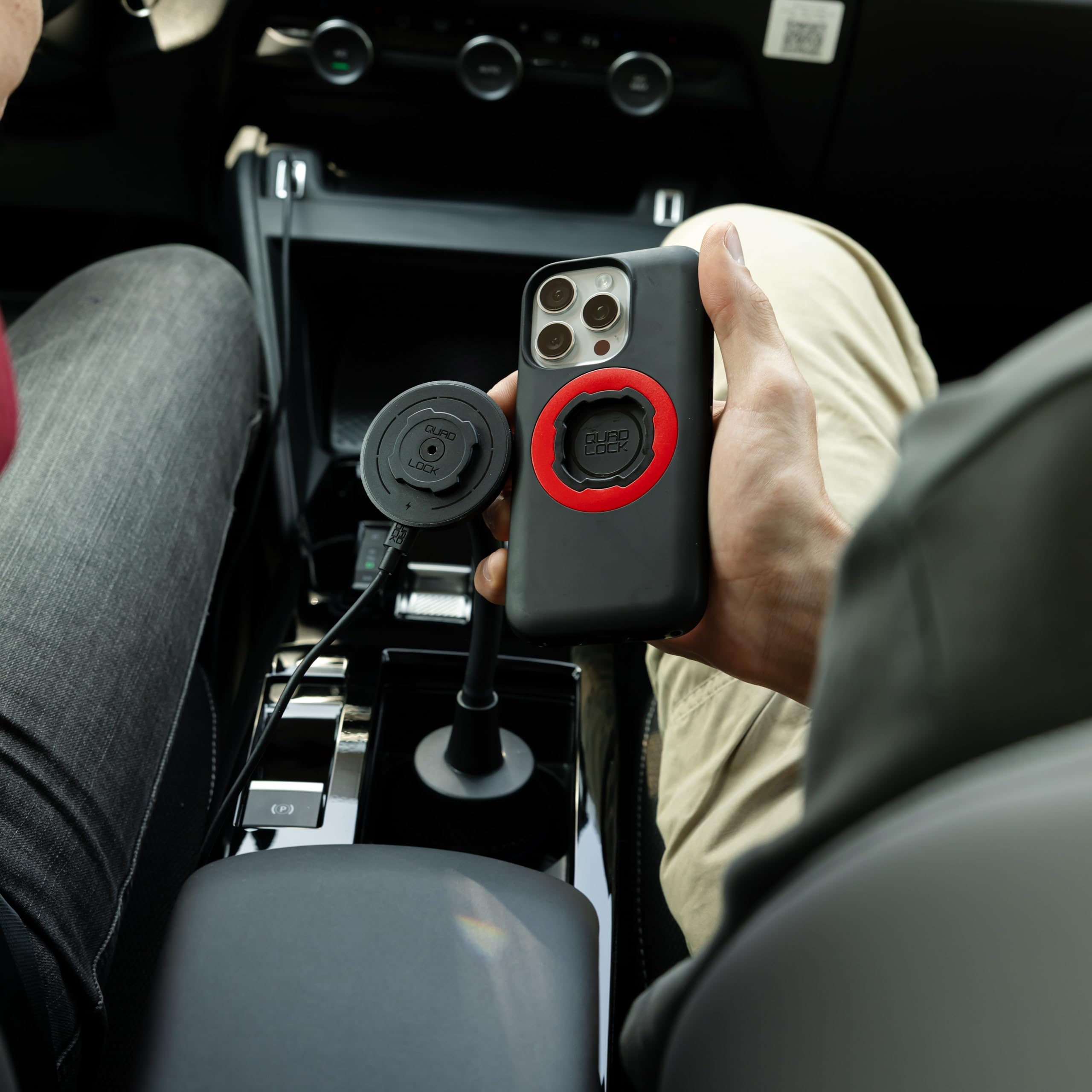 Quad Lock Support Téléphone Voiture pour Porte-Gobelet avec Étui MAG iPhone 17 Pro Max et Tête de Recharge sans Fil MAG (V2)