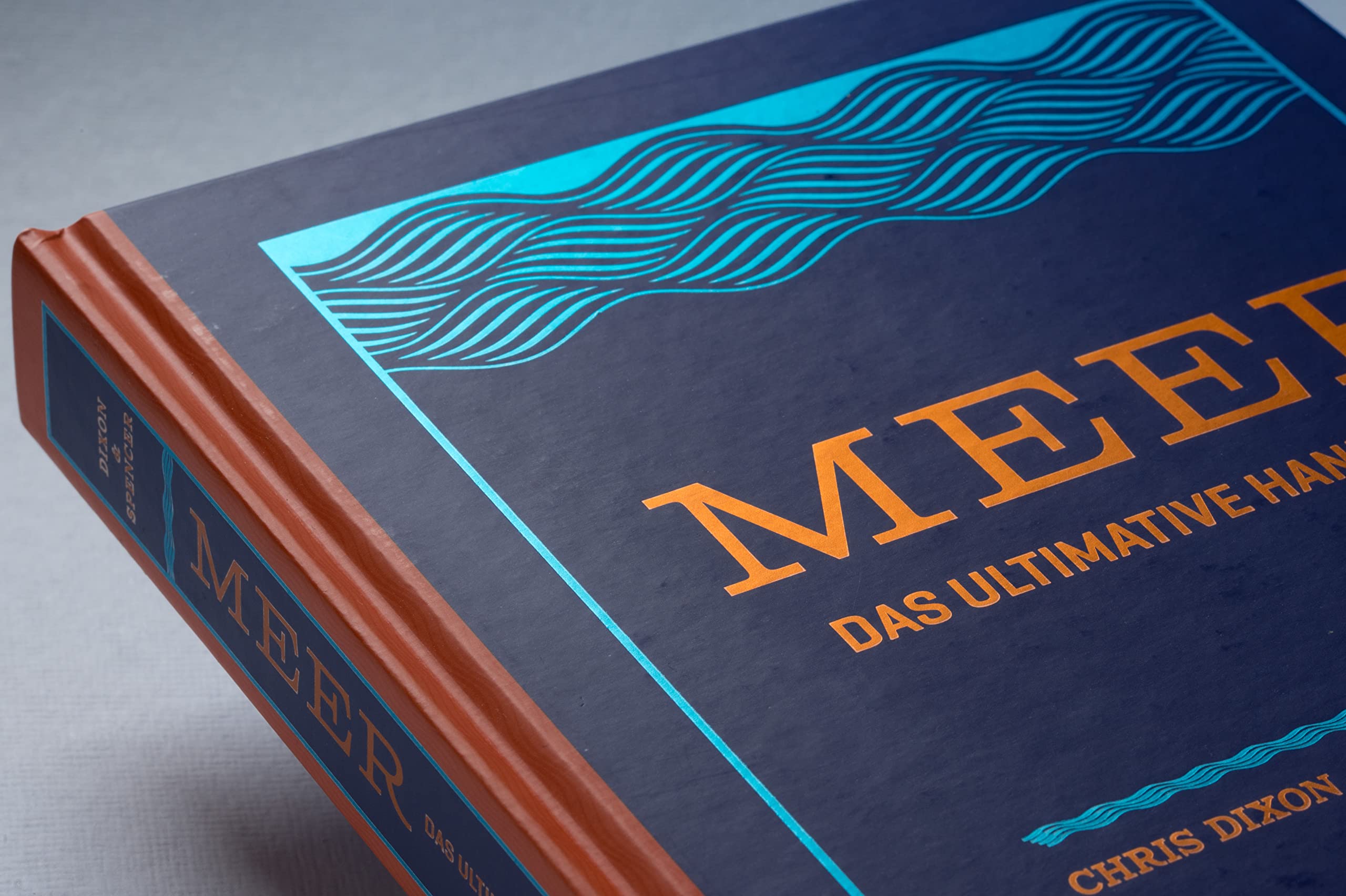 Meer: Das ultimative Handbuch. Alles über Schifffahrt, Segeln, Surfen, Tauchen, Angeln, Nautik, Meerestiere uvm. - Durchgehend illustriert und hochwertig gestaltet mit Folienprägung