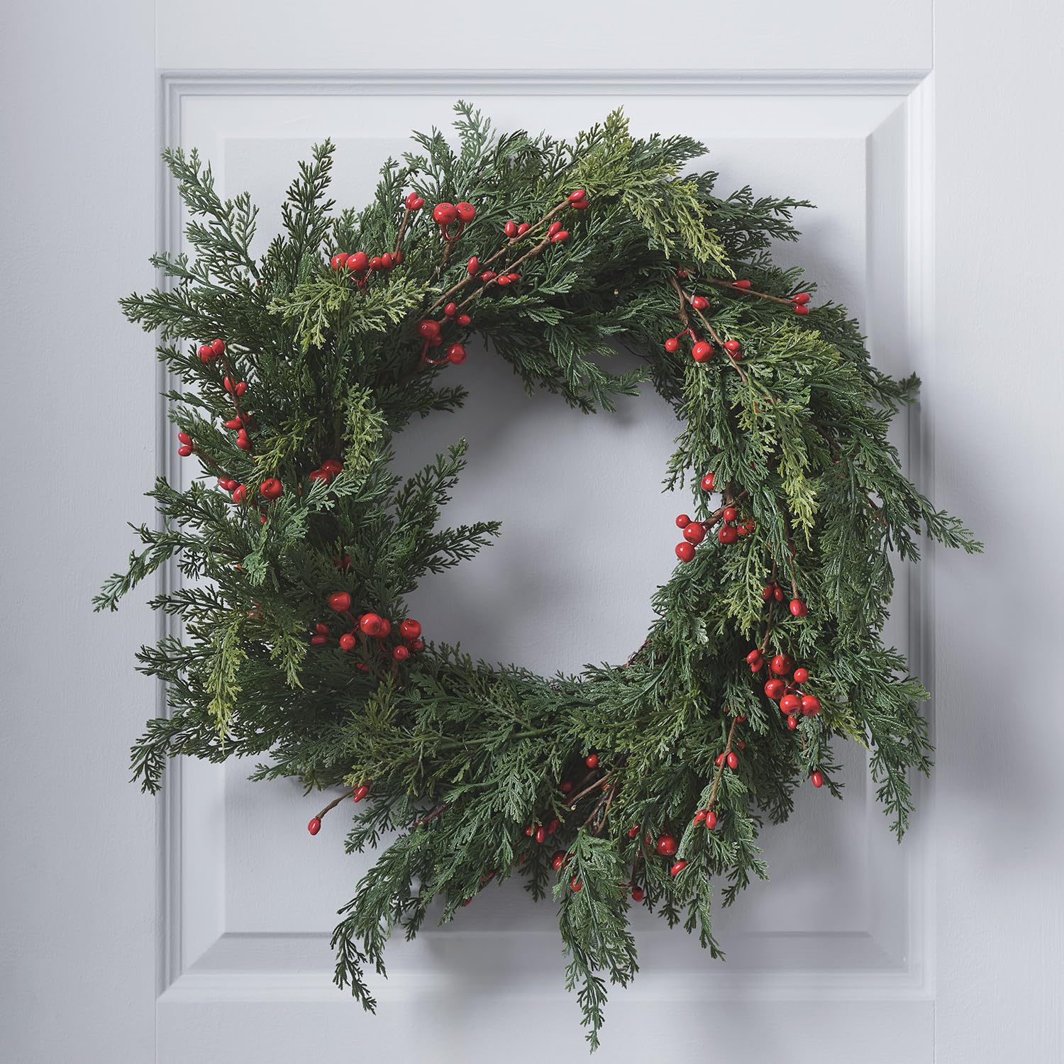 Lights4fun Beleuchteter Türkranz mit künstlichem Tannengrün & roten Beeren | mit 50 warmweißen LEDs | batteriebetrieben & mit Timer | Weihnachten Winter | ø 50 cm | grün/rot