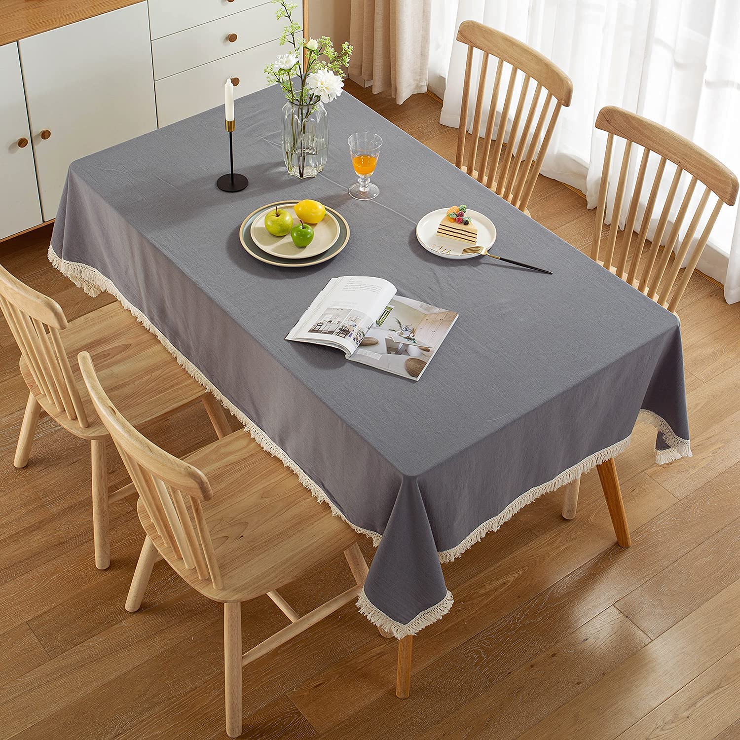 Nappe imperméable en lin avec pompons, lavable, idéale pour la cuisine, la salle à manger, les fêtes, les vacances et Noël. 140 x 280 cm / 55x110in.