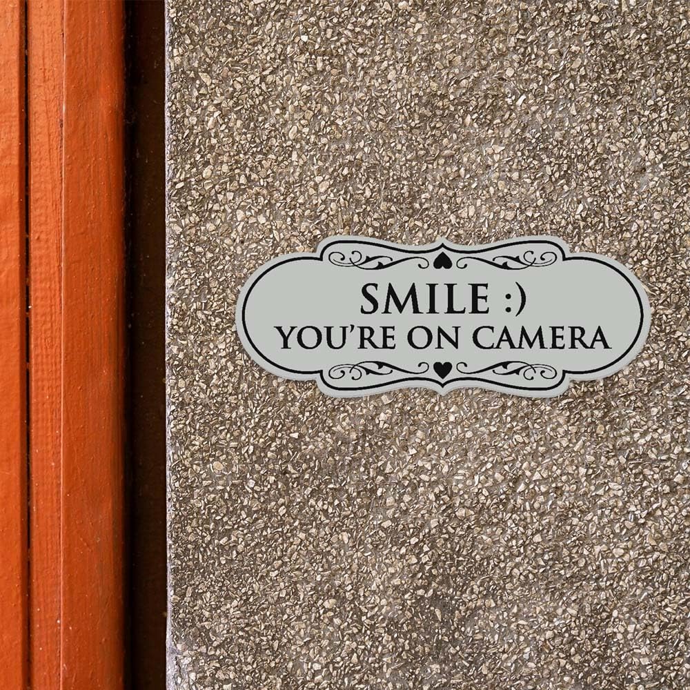 Signs ByLITA Designer Smile You're on Camera Panneau mural ou de porte durable Doré brossé Installation facile Taille L