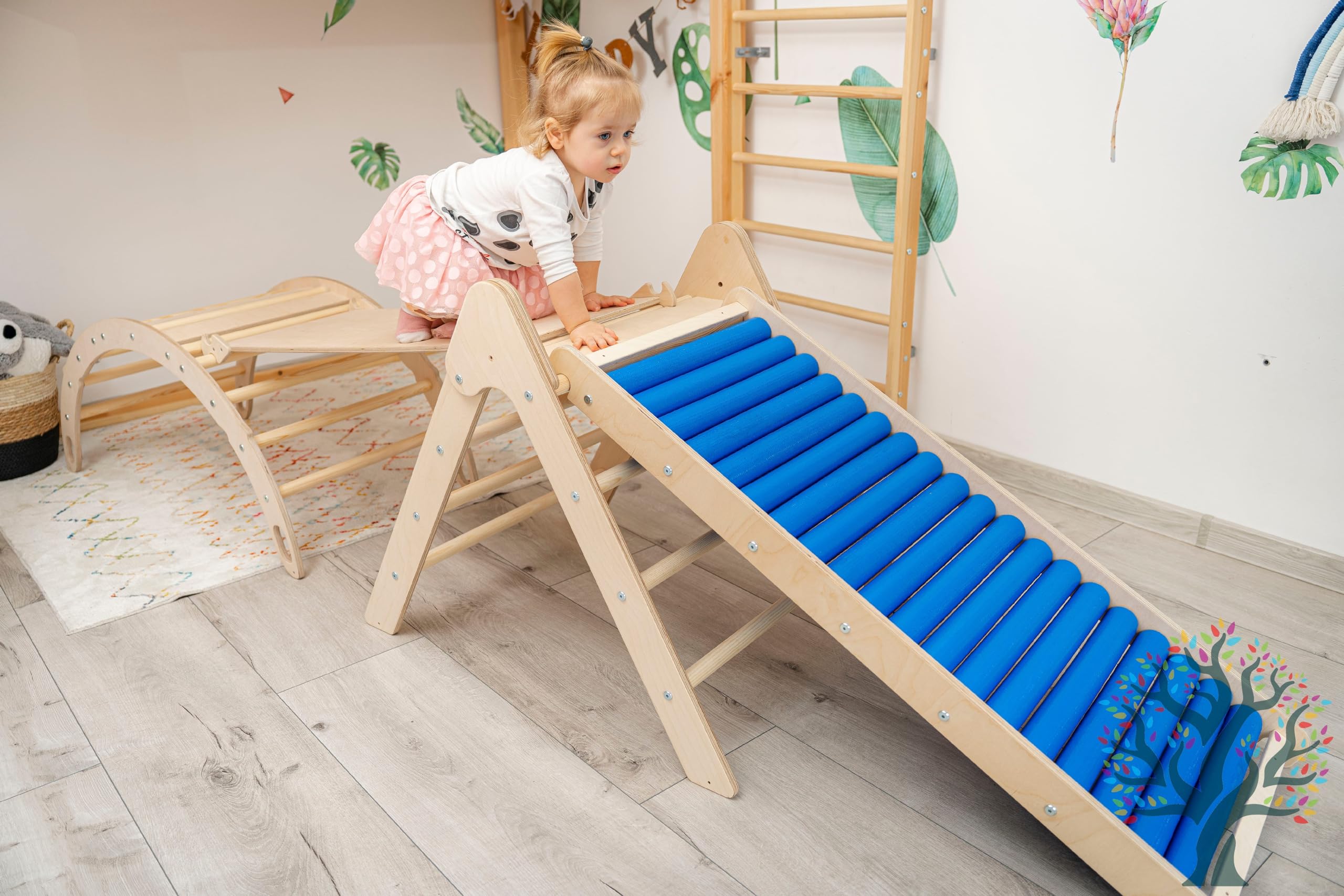 Arche d'escalade et toboggan Montessori : salle de sport intérieure en bois - France Arche d'escalade et toboggan Montessori : salle de sport intérieure en bois - France