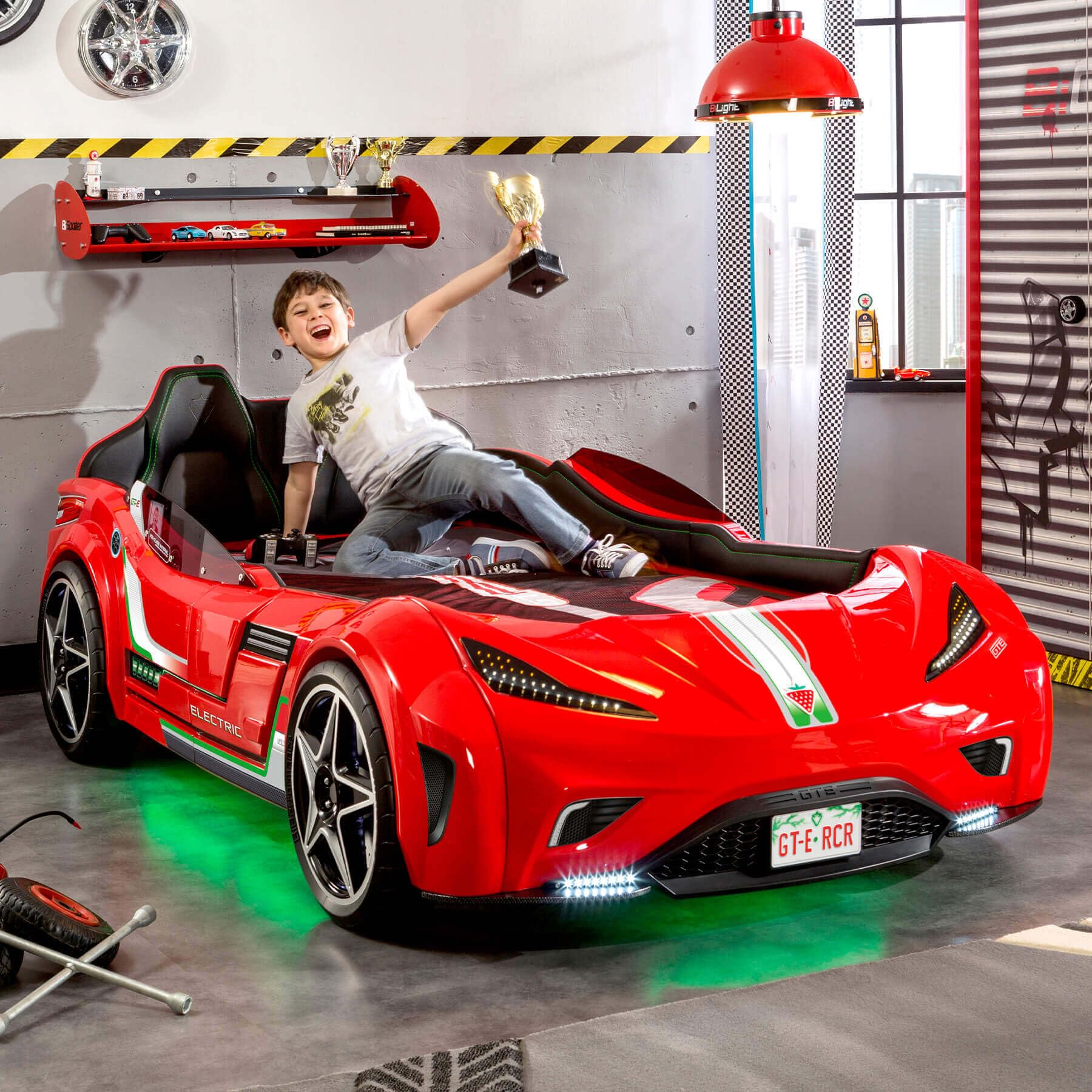 Generico Cama de coche GTE para niños roja con luces LED, asientos deportivos, ruedas realistas y sonido clave – Cama coche eléctrico deportivo 127 x 220 cm