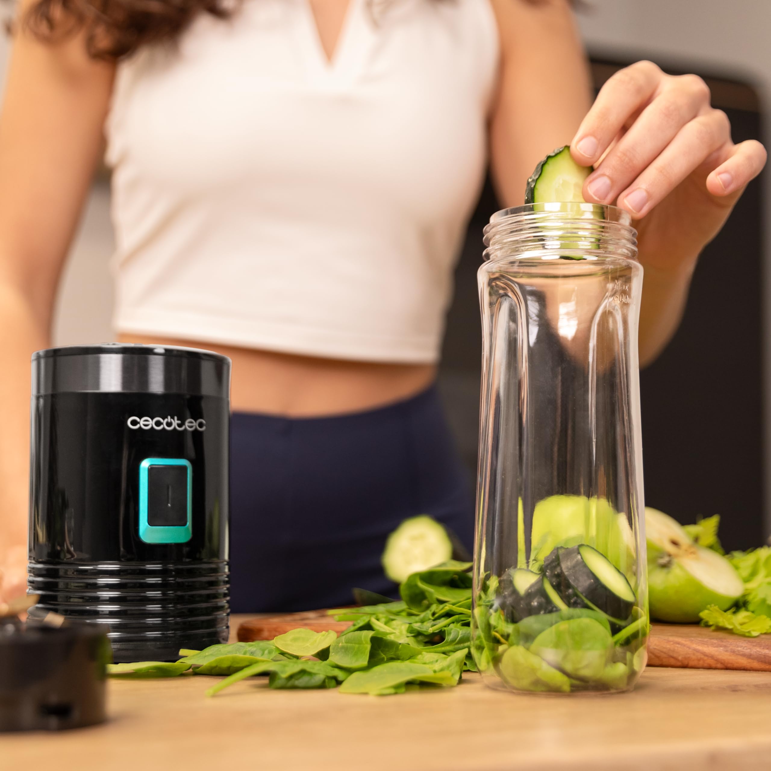 Cecotec Frullatore Portatile Individuale Power Titanium 300. 350W, Trita Ghiaccio, 4 lame con Rivestimento in Titanio Nero, Parti Lavabili in Lavastoviglie, Con un Solo Tocco, 600ml