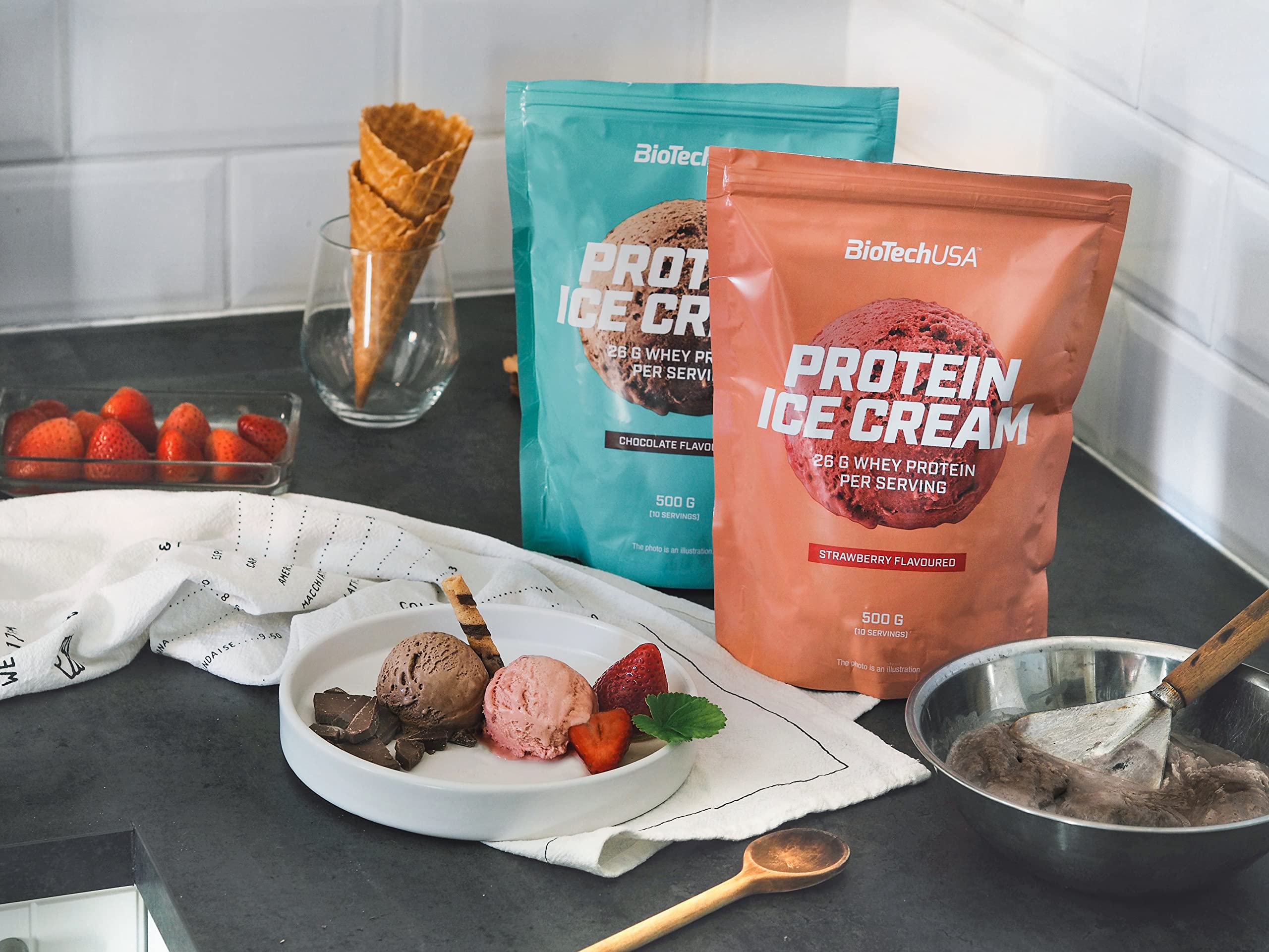 BioTechUSA Protein Ice Cream, Préparation instantanée pour crème glacée enrichie en protéines de lactosérum concentré, 500 g, Fraise