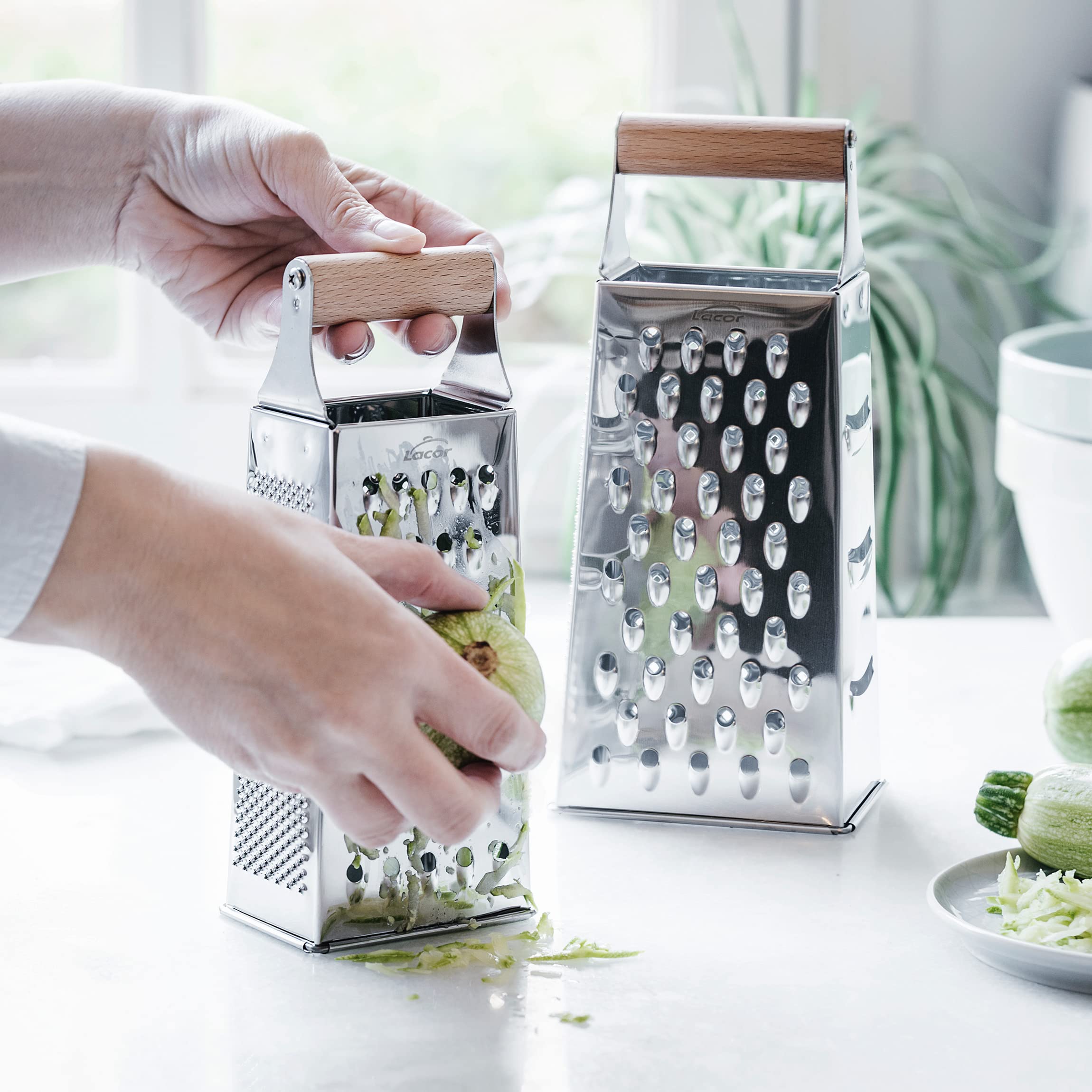 Lacor - 61364 - Râpe De Cuisine BOIS, Râpe à 4 Faces, Acier Inoxydable, Manche En Bois De Hêtre, 4 Côtés Avec Différentes Coupes: Fin, Moyen, épais Et Tranché, 11x8.5x24.5 Cm