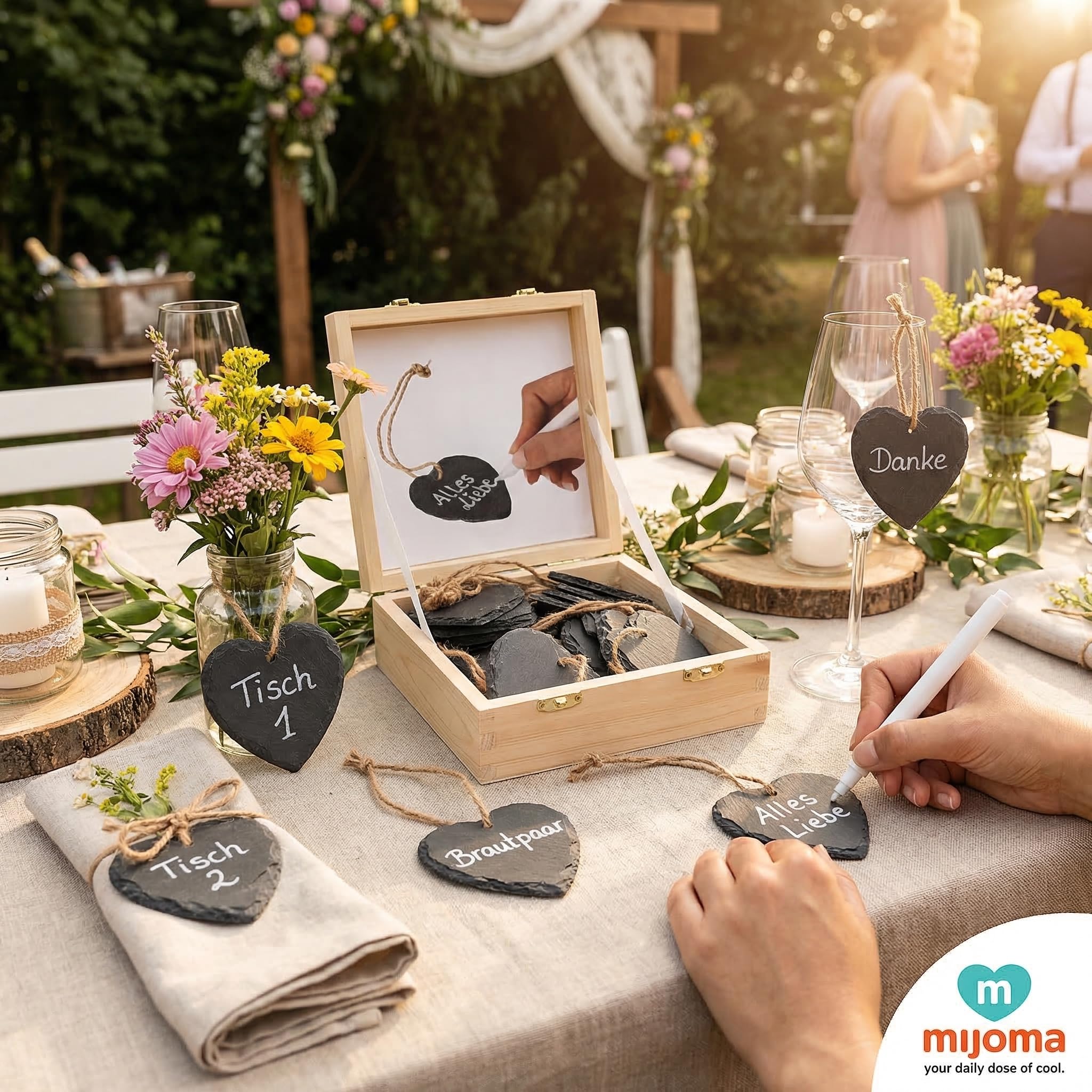 MIJOMA Schieferherzen 7x7cm – 18er Set Anhänger aus Naturschiefer mit Juteband in Holzbox – DIY Dekoration & Geschenkanhänger beschriftbar, rustikal & kreativ