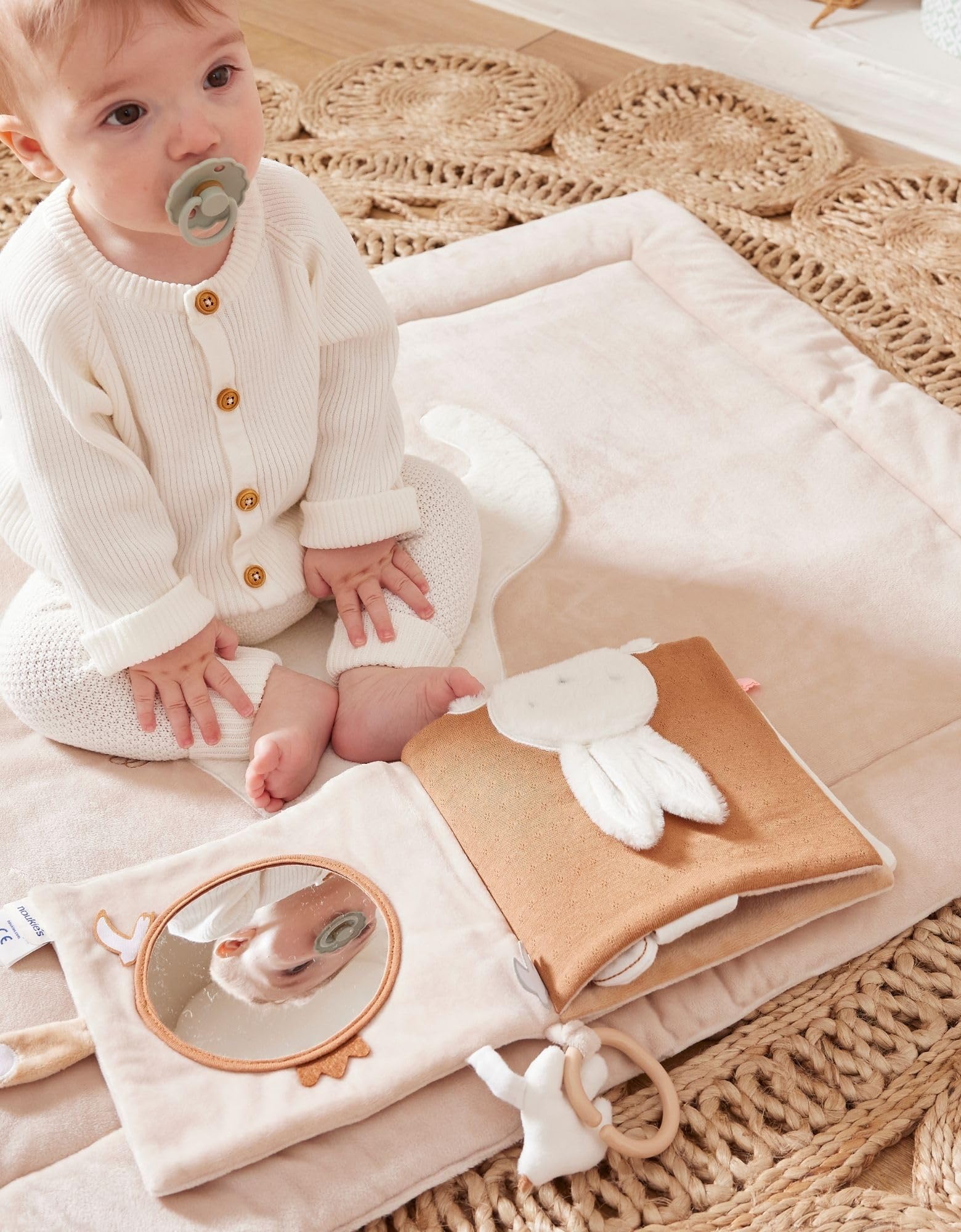NOUKIE'S - Livre d'activités en peluche - Jouet d'éveil pour bébé - Bali, Moka & Snow - Idéal cadeau