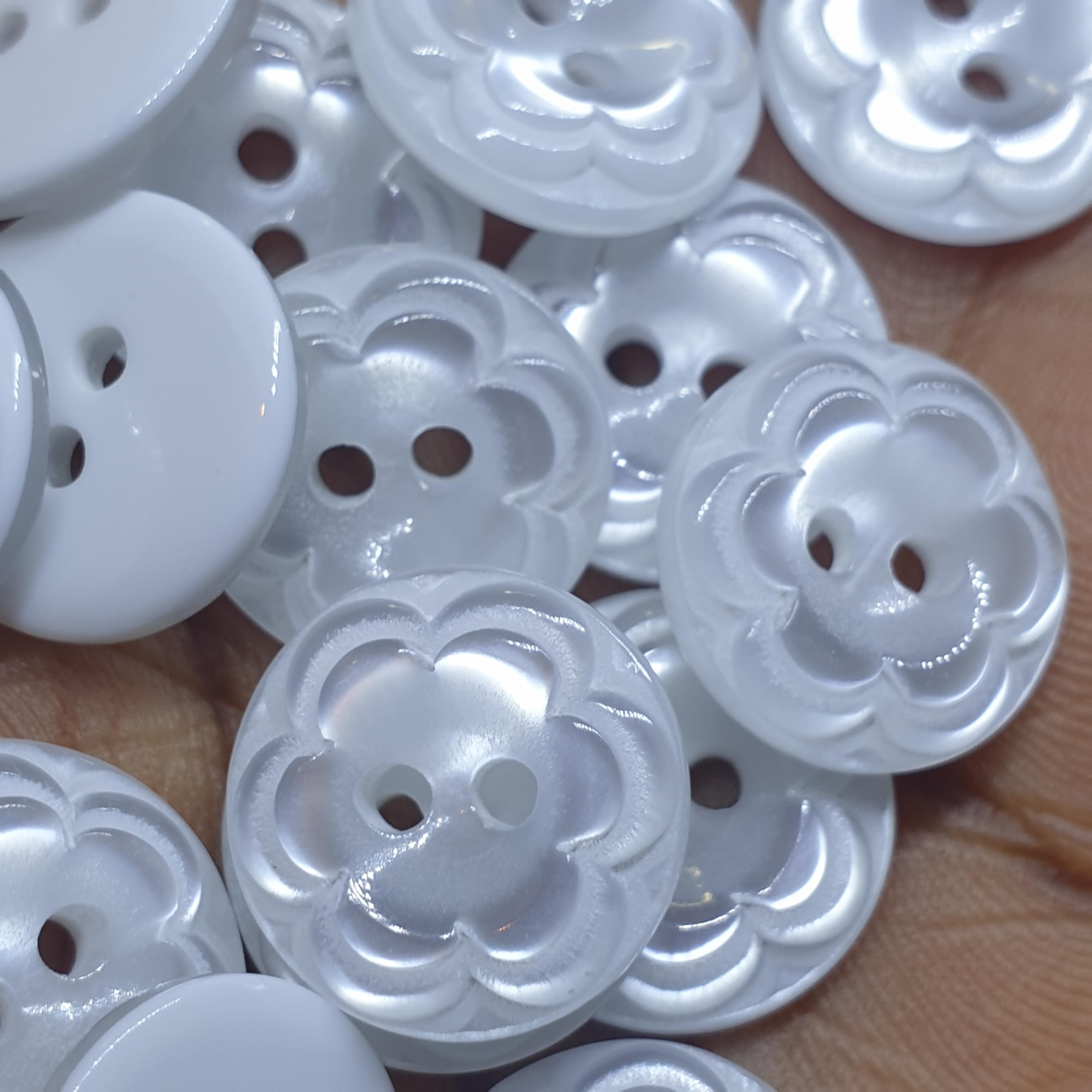 MajorCrafts White Pearlescent Flower Pattern Round Resin Sewing Buttons for Dressmaking, Knitwear, Scrapbooking & DIY (White, 15mm - 40pcs)
