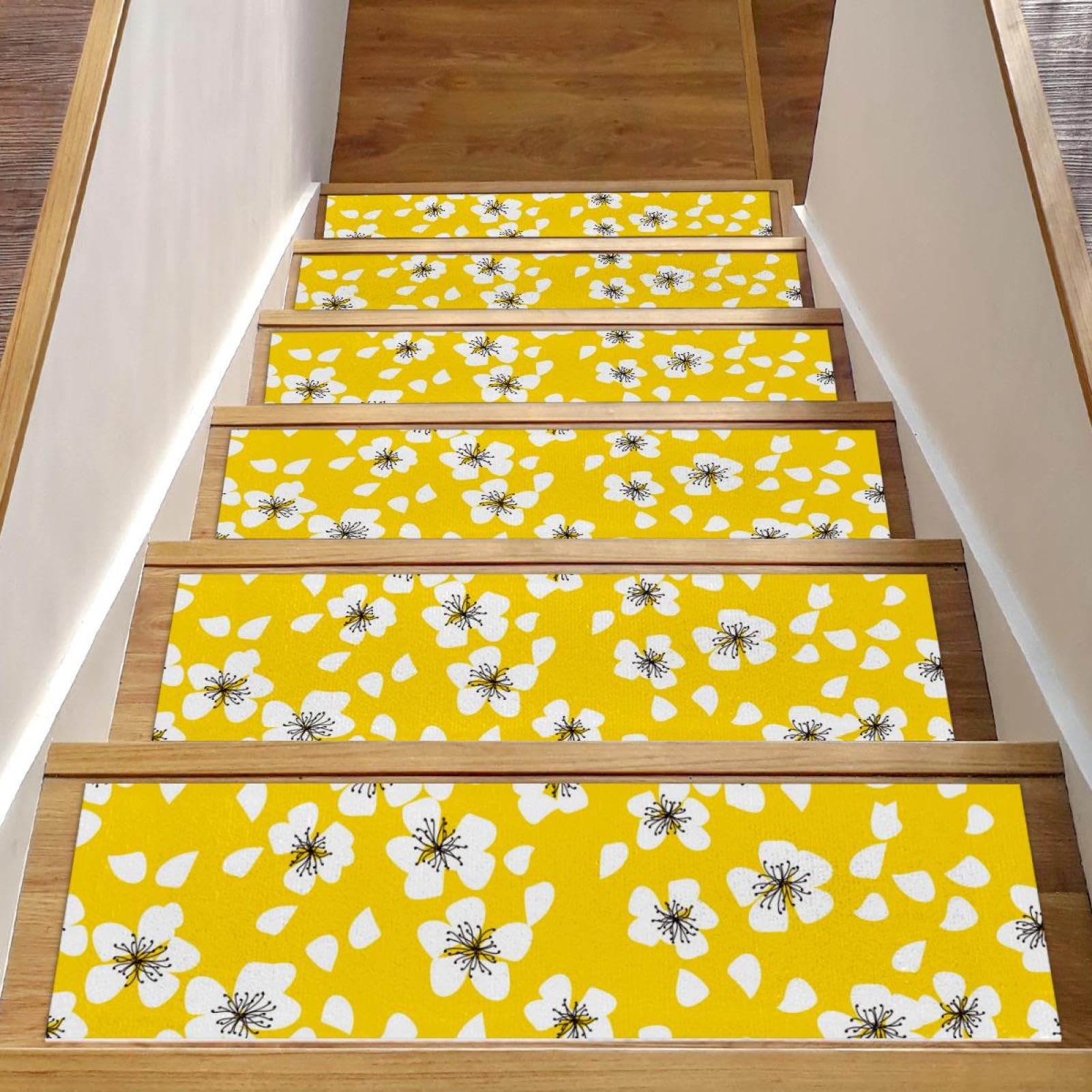 Alfombra de peldaños amarilla para escaleras interiores de madera en hogares con mascotas