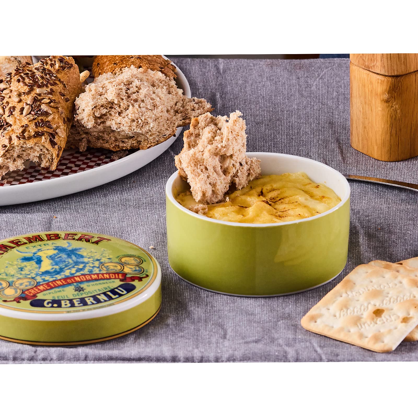 BIA International Camembert Backform mit Deckel, Vintage-Design, Porzellan-Käseback-Set zum Backen von Camembert, Grün, in Geschenkbox verpackt