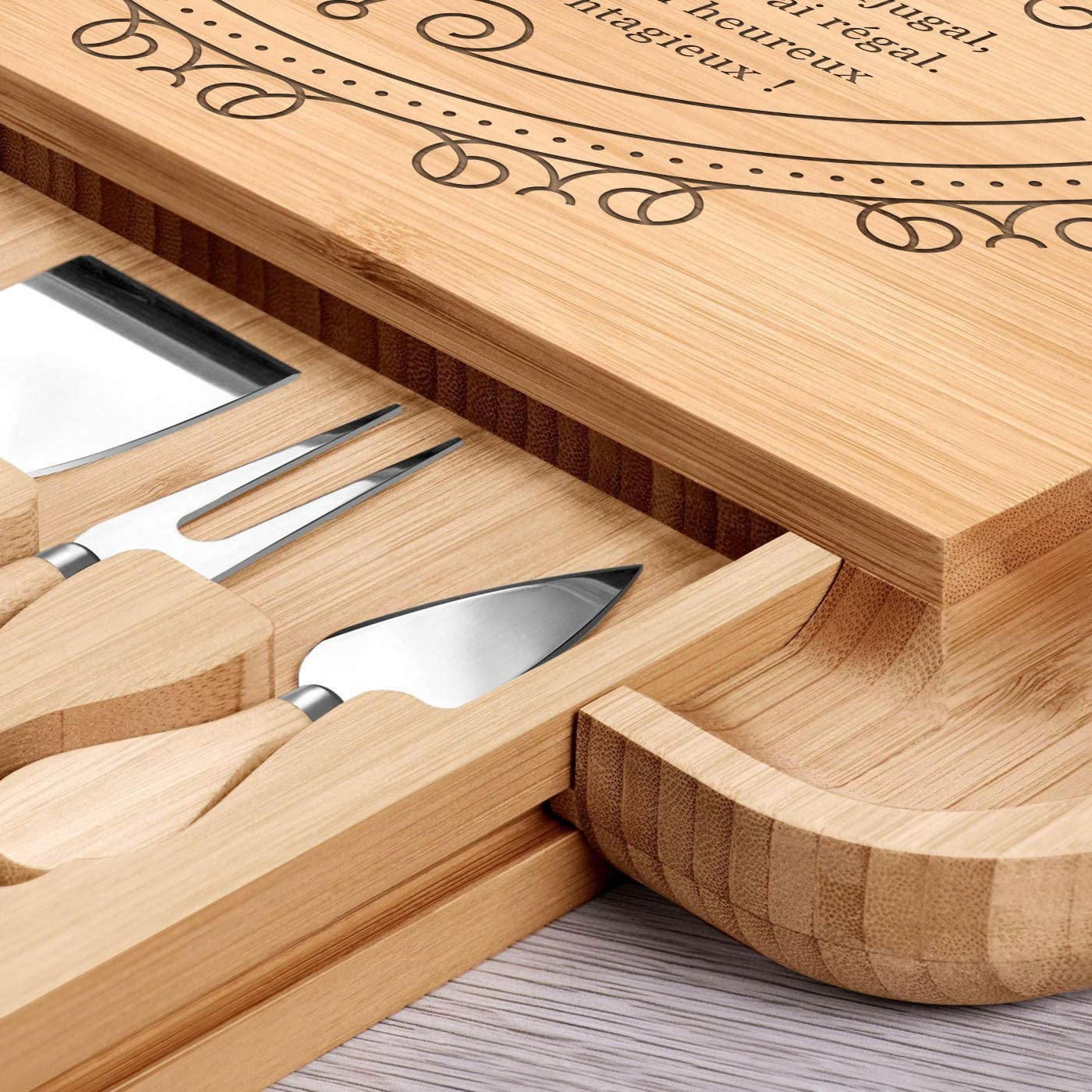 MAVERTON Planche à Fromage avec Gravure pour Couples | Set de 4 Accessoires pour Fromage, en Bois, 34x34cm, Cadeau pour Couple, Cadeau d’Anniversaire, Noces