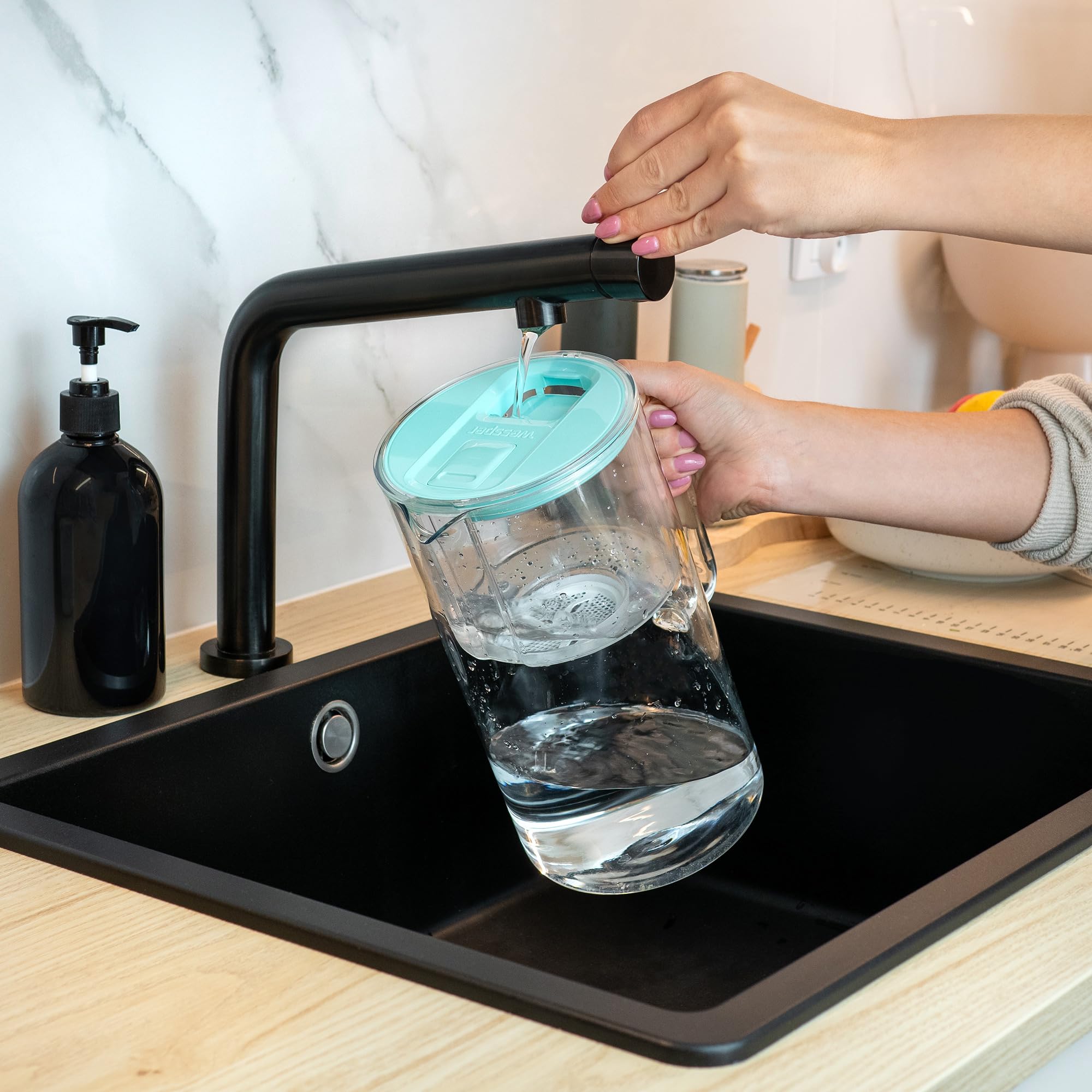 Wessper Jarra Filtradora de Vidrio con Contador LED de Agua 3 L | Compatible con el Filtro Brita Classic, Filtro de Agua que Reduce la cal y el Cloro | Jarra Filtrante + 1x Cartucho – Menta