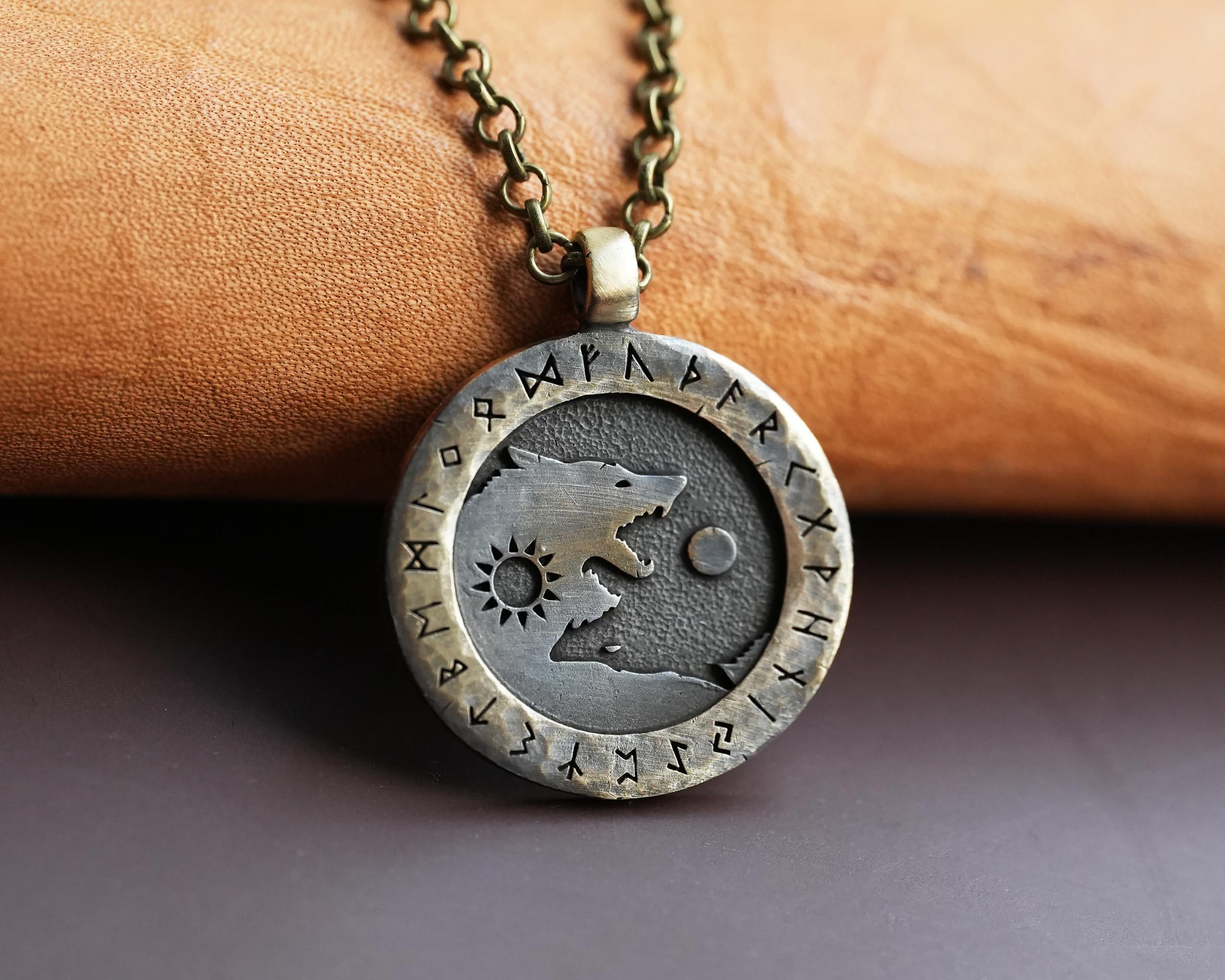 Baldur Jewelry Wikinger-Wölfe Yin-Yang-Kette aus Messing | Zwei Wölfe bilden ein Yin-Yang-Symbol; Messinganhänger im Runenstil mit 56 cm langer Kette für Damen und Herren.