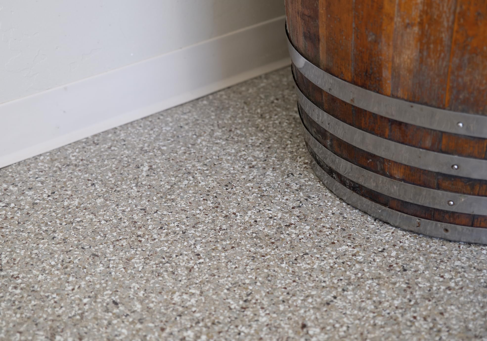 Vetta Coatings Flakes (10 lbs, 4.5kg) for Epoxy for Garages, Basements, Professional Concrete Floor Restoration, 1/4'' Vinyl Flakes Packaged in Canada (Creekbed) - 4