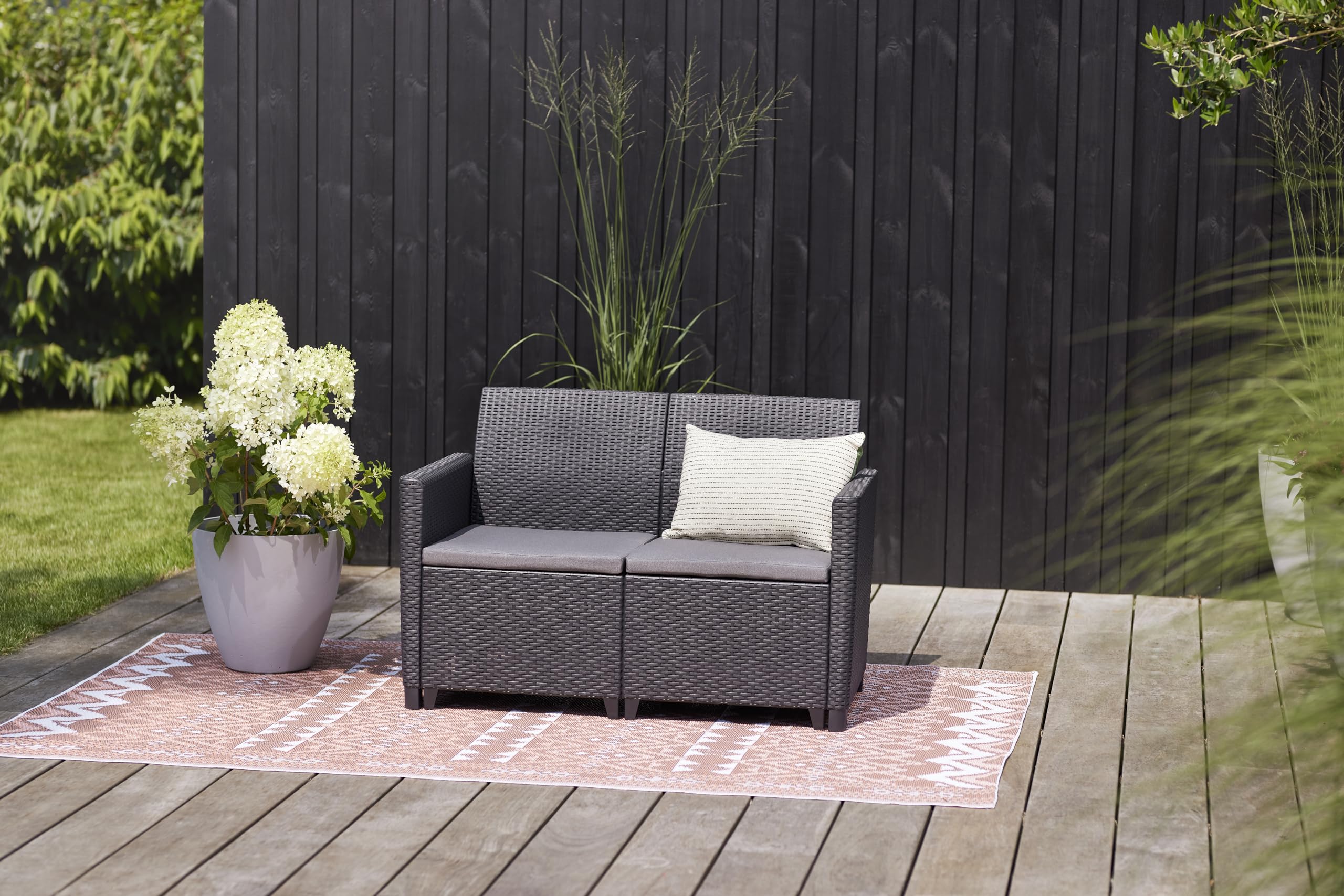 Keter Nora Conjunto de jardín Exterior 4 plazas con Cojines incluidos y Mesa de almacenaje Auxiliar de 35L, Posibilidad de 2 configuraciones de Montaje (2+2 o 3+1), Color Grafito