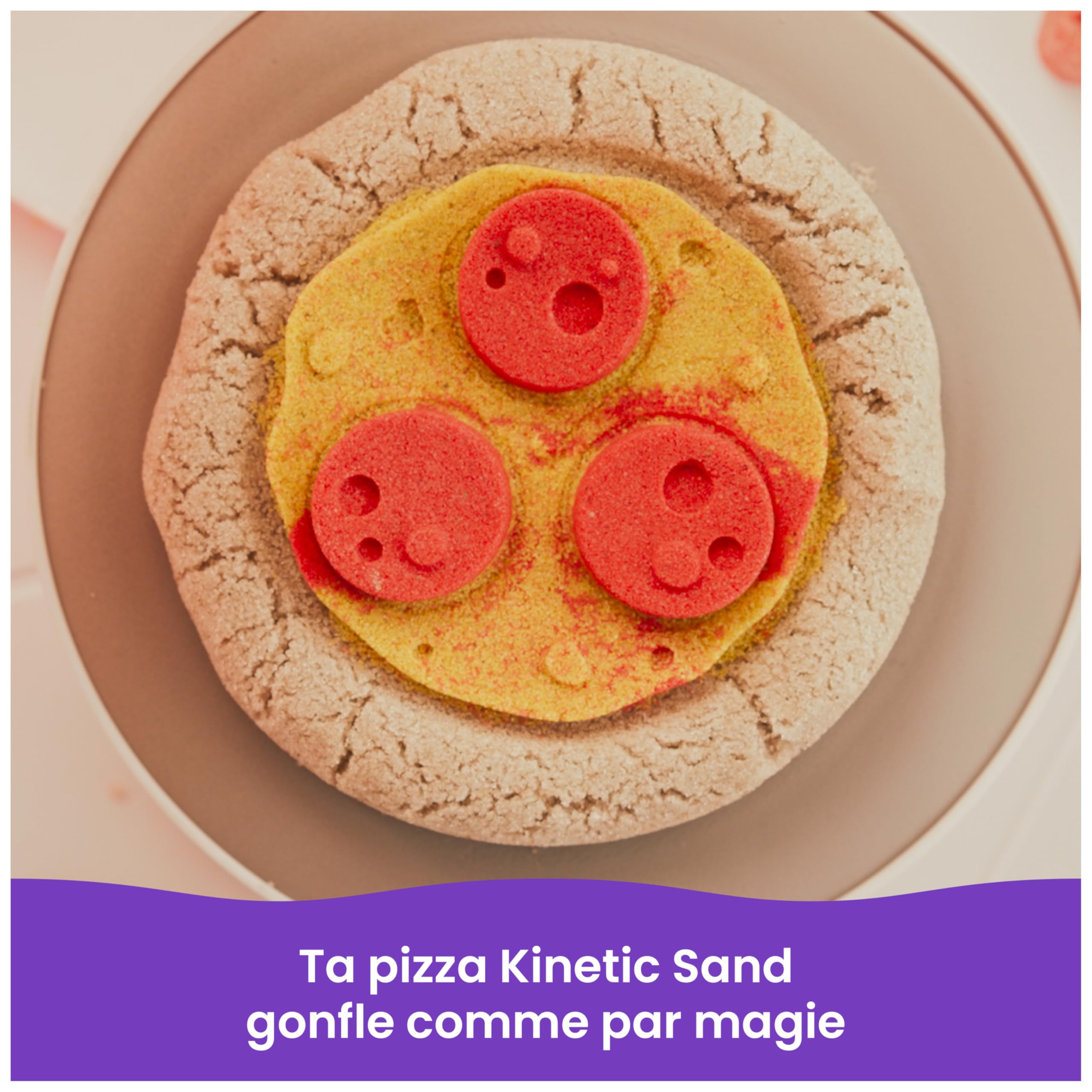 Kinetic Sand Sable Magique - Atelier À Pizza Magique 453 G + 2 Accessoires - Sculptez à l'Infini ce Sable Coloré comme de la Pâte à Modeler - Jouet Sensoriel - Jouet Enfant 5 Ans Et +