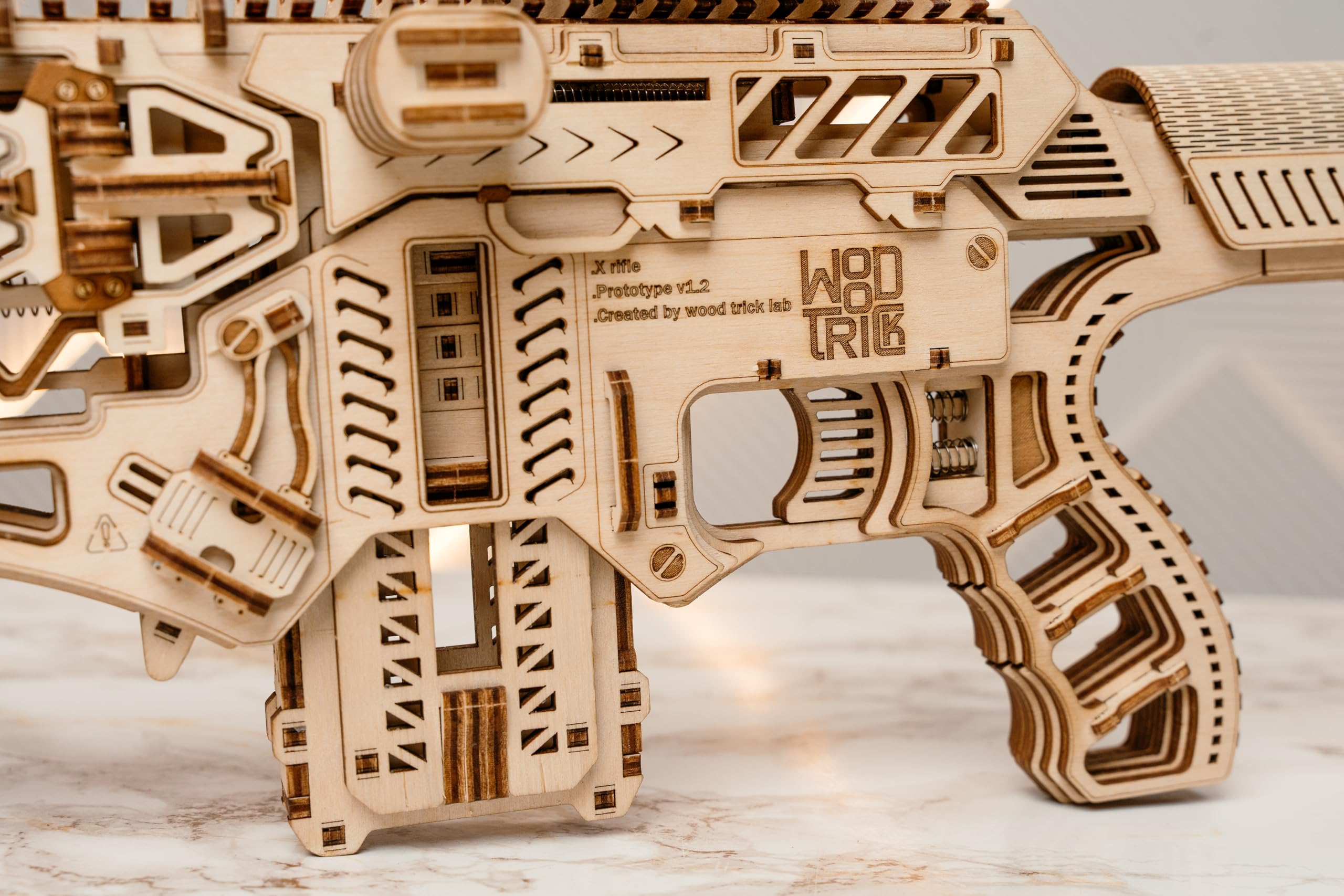 Wood Trick Fusion X - Puzzle 3D in legno per adulti - con testa telescopica, fusibile, mirino e clip per 9 colpi - Costruzione dettagliata - 58 x 20 cm - Kit modello per adulti da costruire - 14+