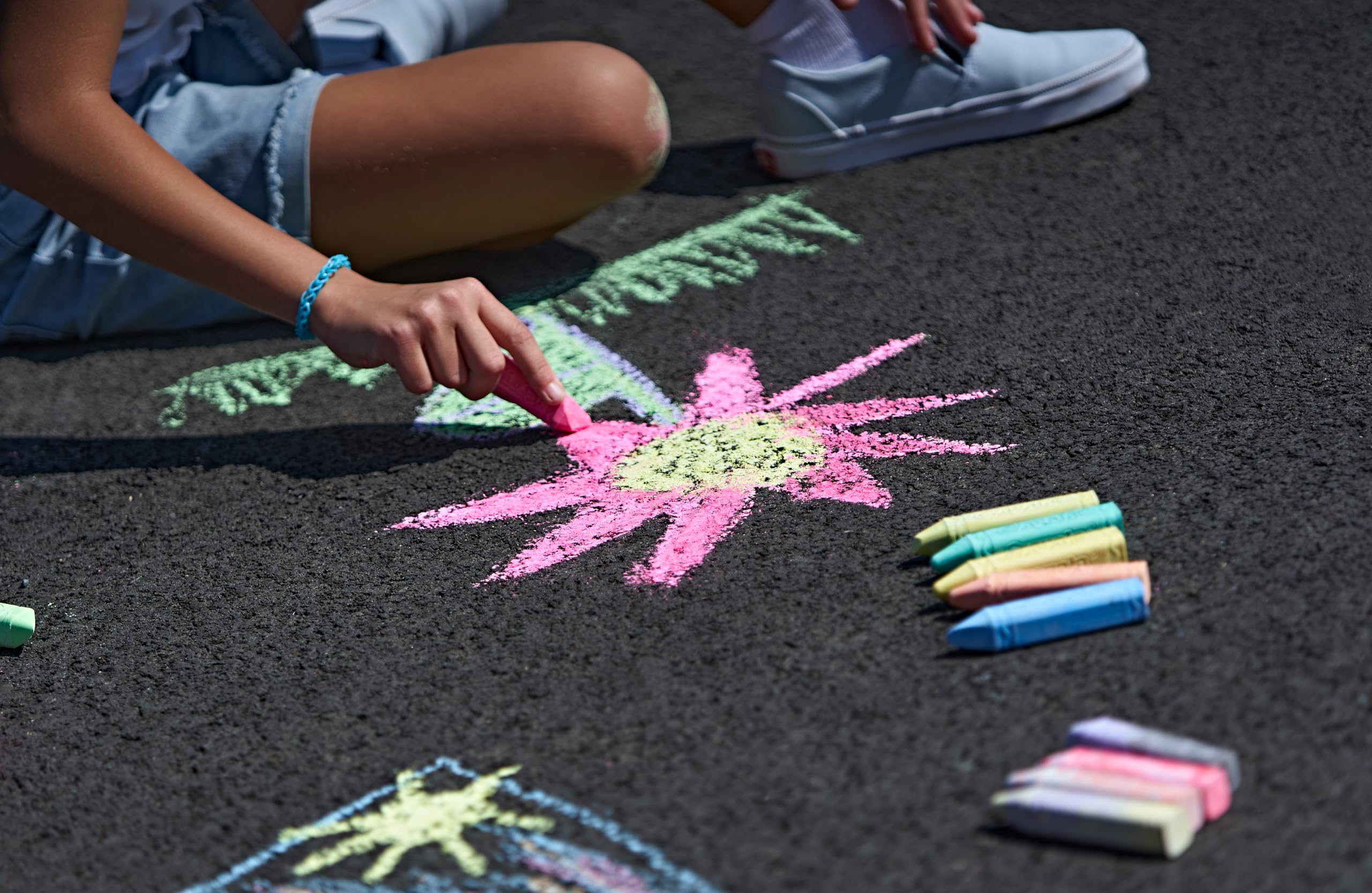 CRAYOLA — Tizas de Colores Tamaño Maxi para Dibujar en Asfalto, Colores Variados, Set de 64 Unidades, No Tóxico, Apto para Niños a Partir de 4 Años