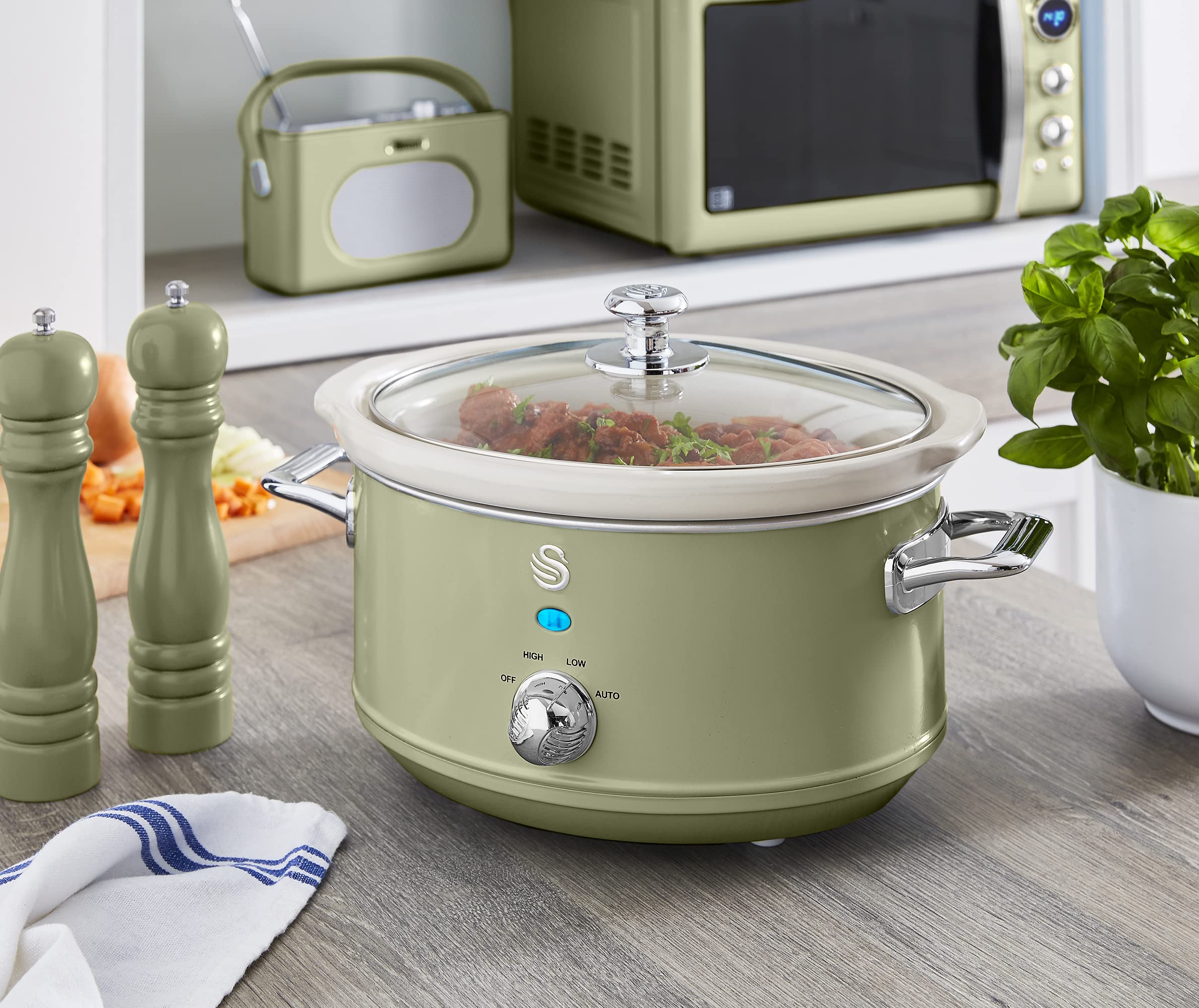 Swan Retro SF17021GNEU Mijoteuse 3,5L Récipient Amovible, Antiadhésif en Céramique Libre PFOA et PTFE, 3 Niveaux de température, Couvercle Verre, Slow Cooker, Design Vintage, Vert, 200 W