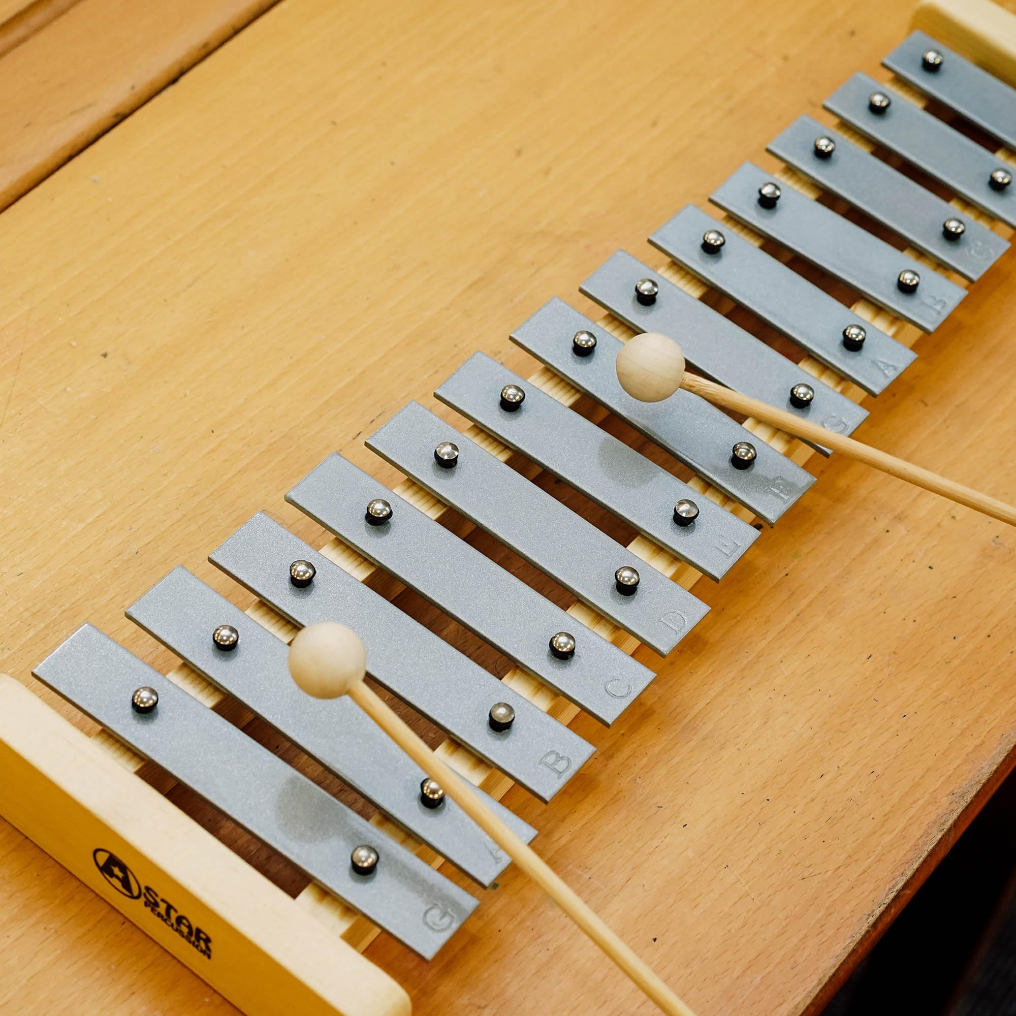 A-Star Xilófono soprano Glockenspiel de 13 notas con llaves plateadas y dos batidores de madera - Diatónico 2 octavas G5 a E6