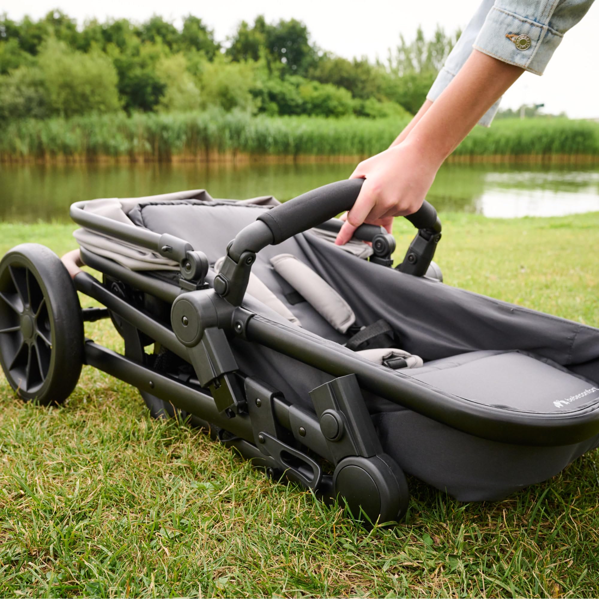 Bebeconfort Haze Trio Lux, Poussette 3-en-1 Avec Siège Auto Bébé (i-Size), 0-4 ans (max. 22 kg), Unité de Siège 2-en-1, Position Allongée, Pliage Compact, Poussette Trio Légère, Tinted Grey
