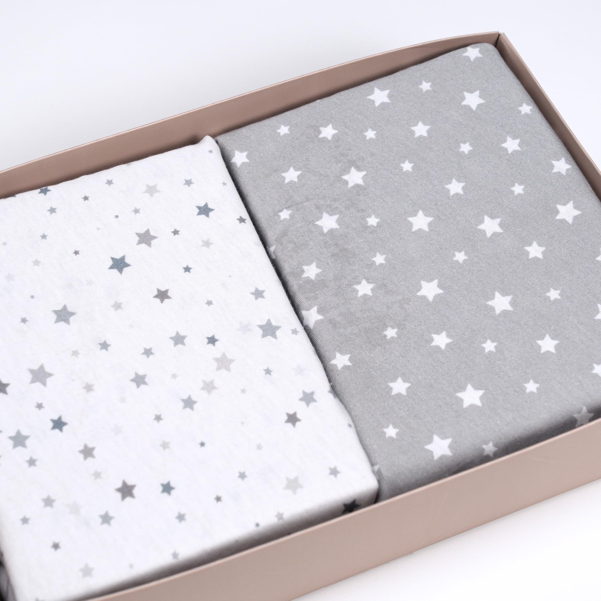 Set Lenzuola Lettino Neonato 60x120 / 60x125. 2 Lenzuola con Angoli in Cotone Jersey + 1 Coprimaterasso Impermeabile in Spugna. Certificato OekoTex. Fantasia Stelle 125x60 / 120x60