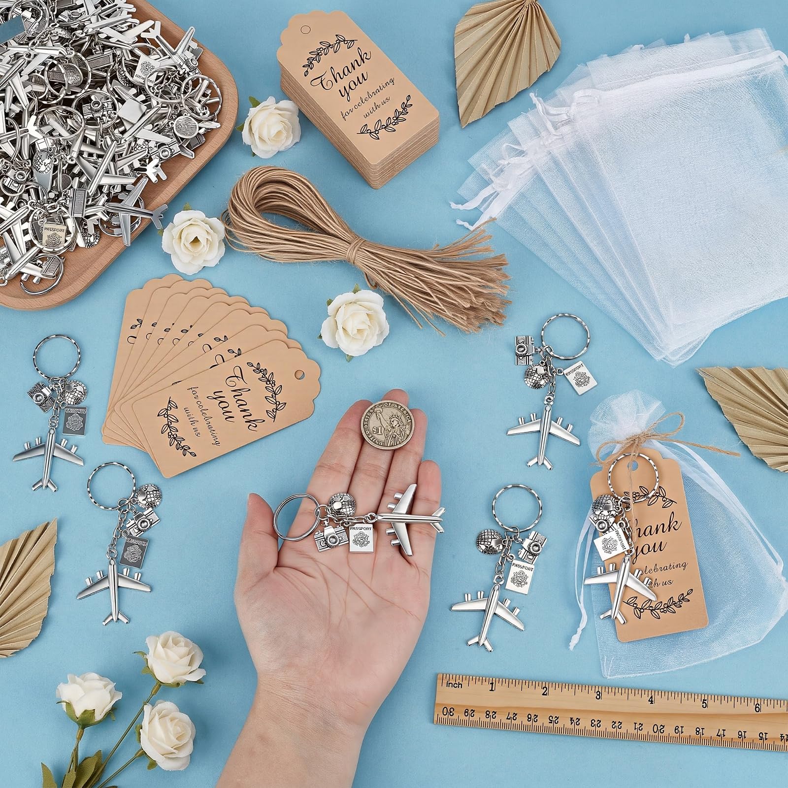 Lot de 82 porte-clés de voyage, aventure, avion, fête, avec sachets en organza, cartes de remerciement et chapeau en corde de jute comme cadeau d'invités