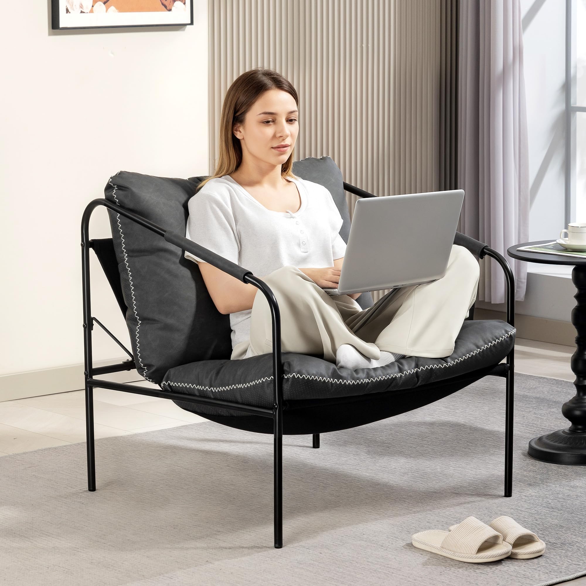HOMCOM Butaca de Salón Moderna, Sillón de Lectura Tapizado en Cuero Sintético, Fundas de Cojines Extraíbles, Acolchado Grueso, Patas de Metal, para Dormitorio, Oficina, Gris Carbón