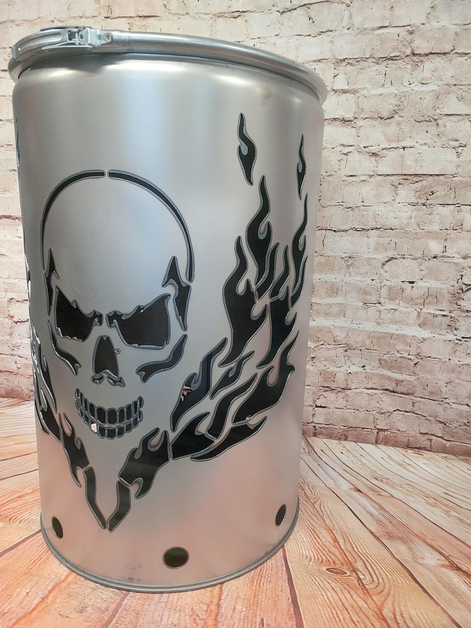 Feuertonne mit - Totenkopf Flammen - Motiv - Gefertigt aus neuem Ölfass - Besondere Feuerstelle für Garten und Terrasse - Hohe Feuerschale mit Rostoptik - 90 x 60 cm