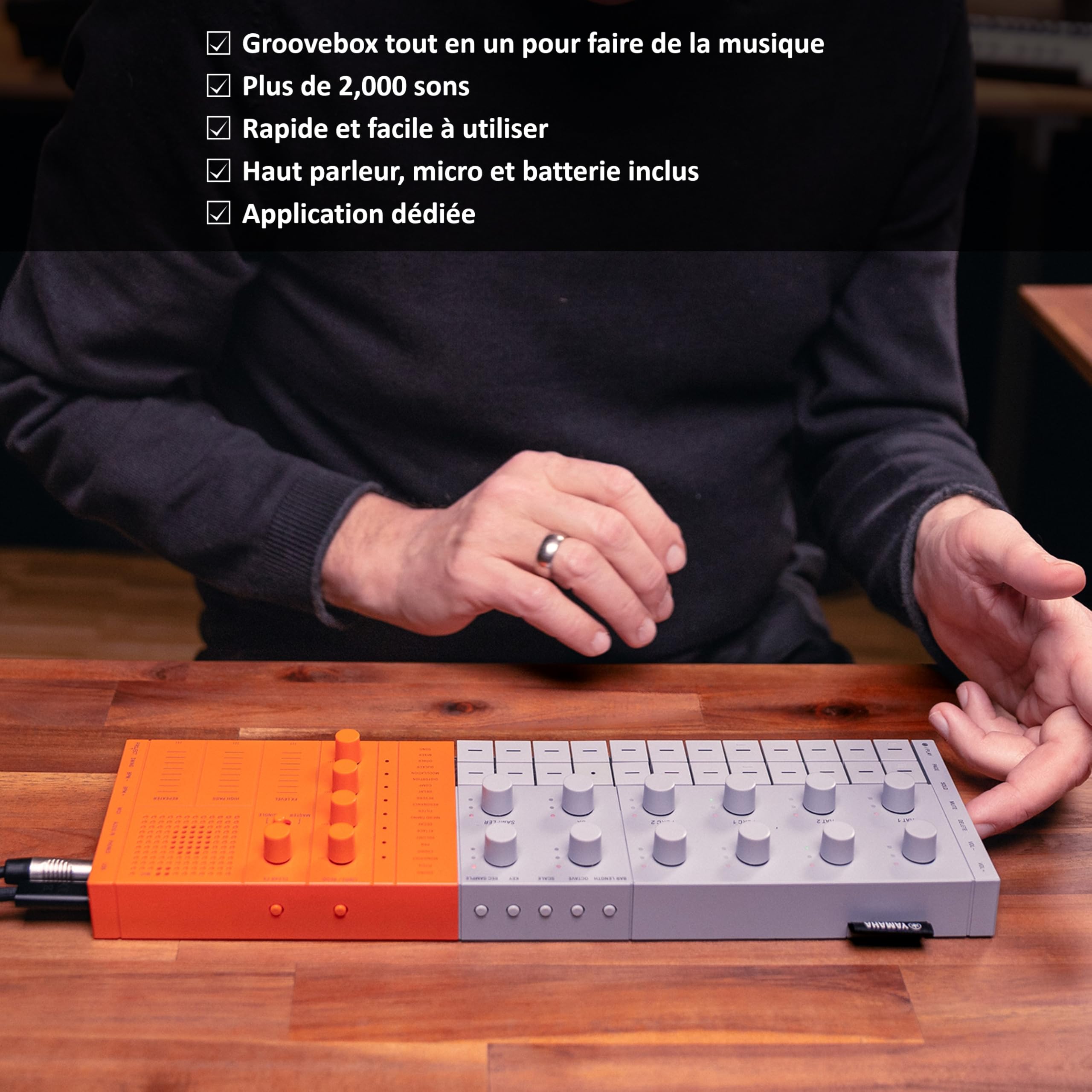 Yamaha SEQTRAK, Groovebox nomade – Studio de Production tout en un avec les moteurs audio Yamaha AWM2 + FM, un lecteur/enregistreur d'échantillons, et un haut parleur. Fonctionne sur batterie – Orange