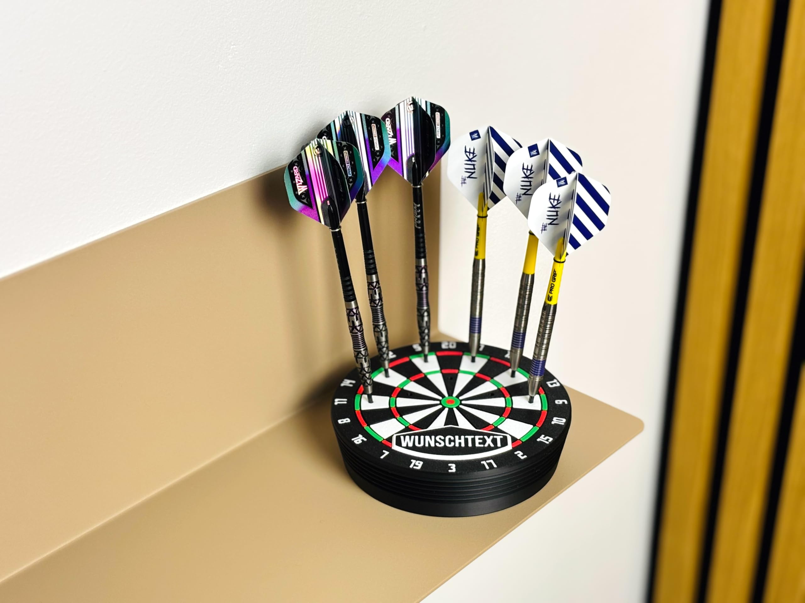 Dartpfeilhalter Perfect Nine – personalisierter Dartständer für 9 Dartpfeile, Steel- & Softdart Halter im Dartscheiben-Look, Dart Zubehör Geschenk für Dartfans