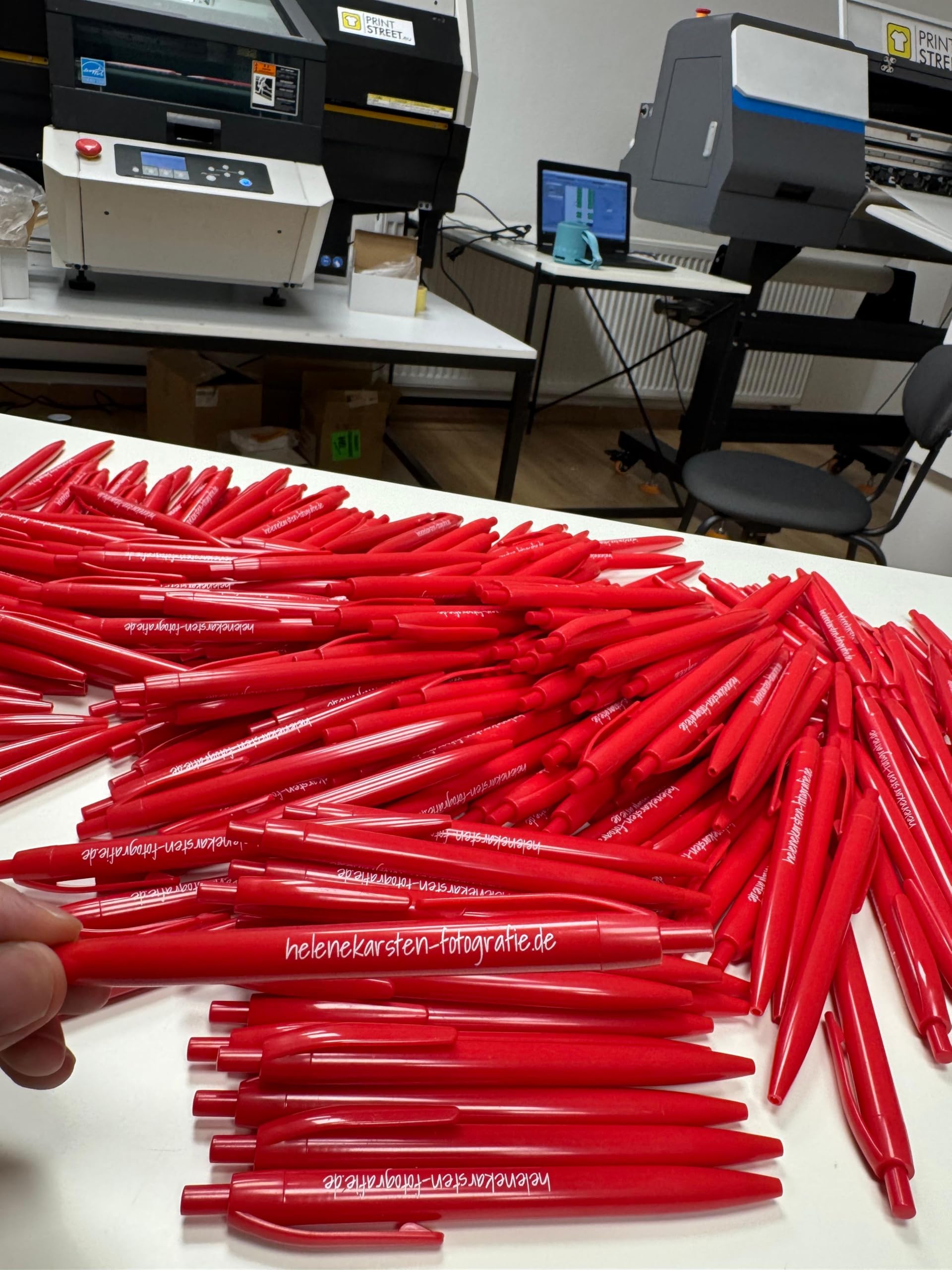 Lot de 100 stylos personnalisés avec logo et texte Stylos à bille publicitaires en couleur Impression UV haute qualité Idéal pour entreprises, événements, mariages et cadeaux Rouge