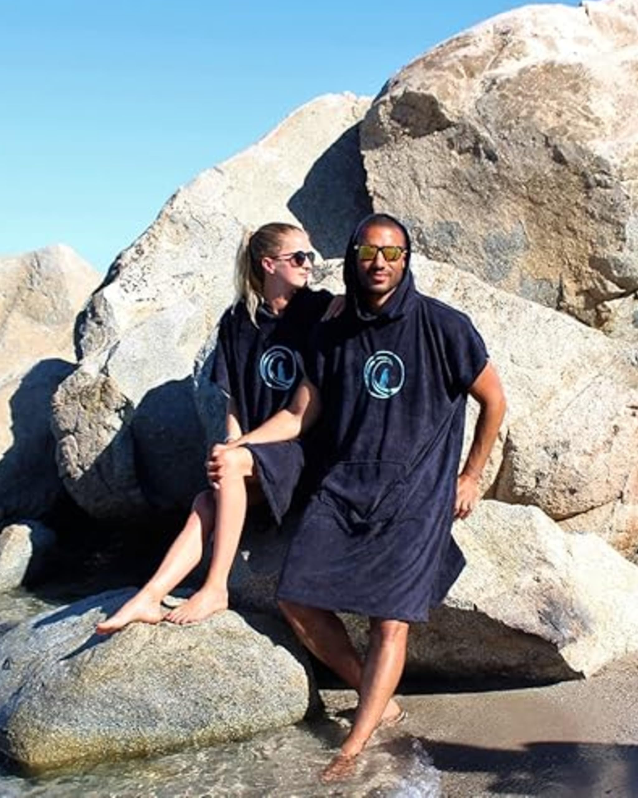 Poncho surfero con capucha, riñonera y bolsa de transporte; sirve como toalla, ayuda para cambiar de ropa y albornoz; talla única para hombre y mujer