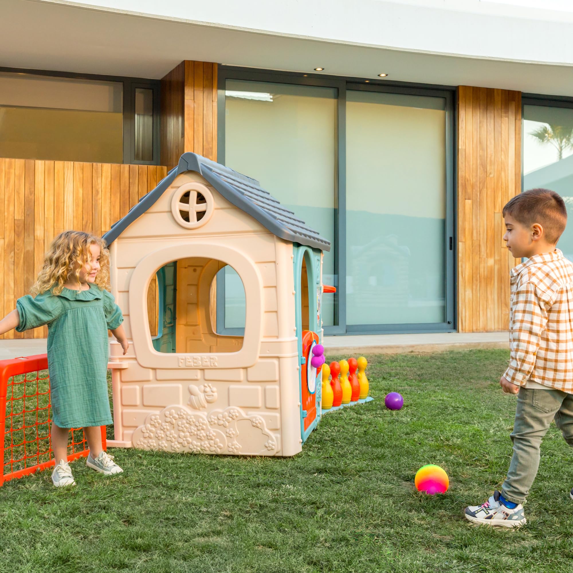 FEBER - Casual 6 Activities House, Spielhaus mit 6 Spielaktivitäten und Zubehör Farben, die gegen Sonnenlicht beständig sind, leicht zu montieren, geeignet ab 3 Jahren, Famosa (FEH23000)